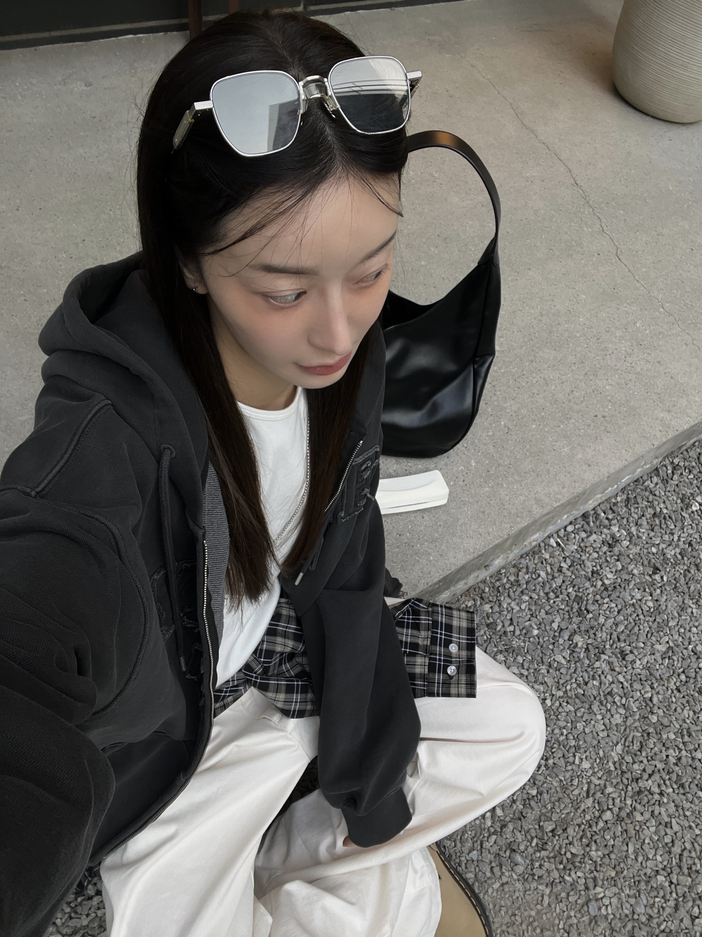 닥터마틴 제브잭 스웨이드 슬링백 플랫폼 뮬 사바나 탠, 미우 미우 레더 라지 호보백 블랙 착용 스타일 - 4