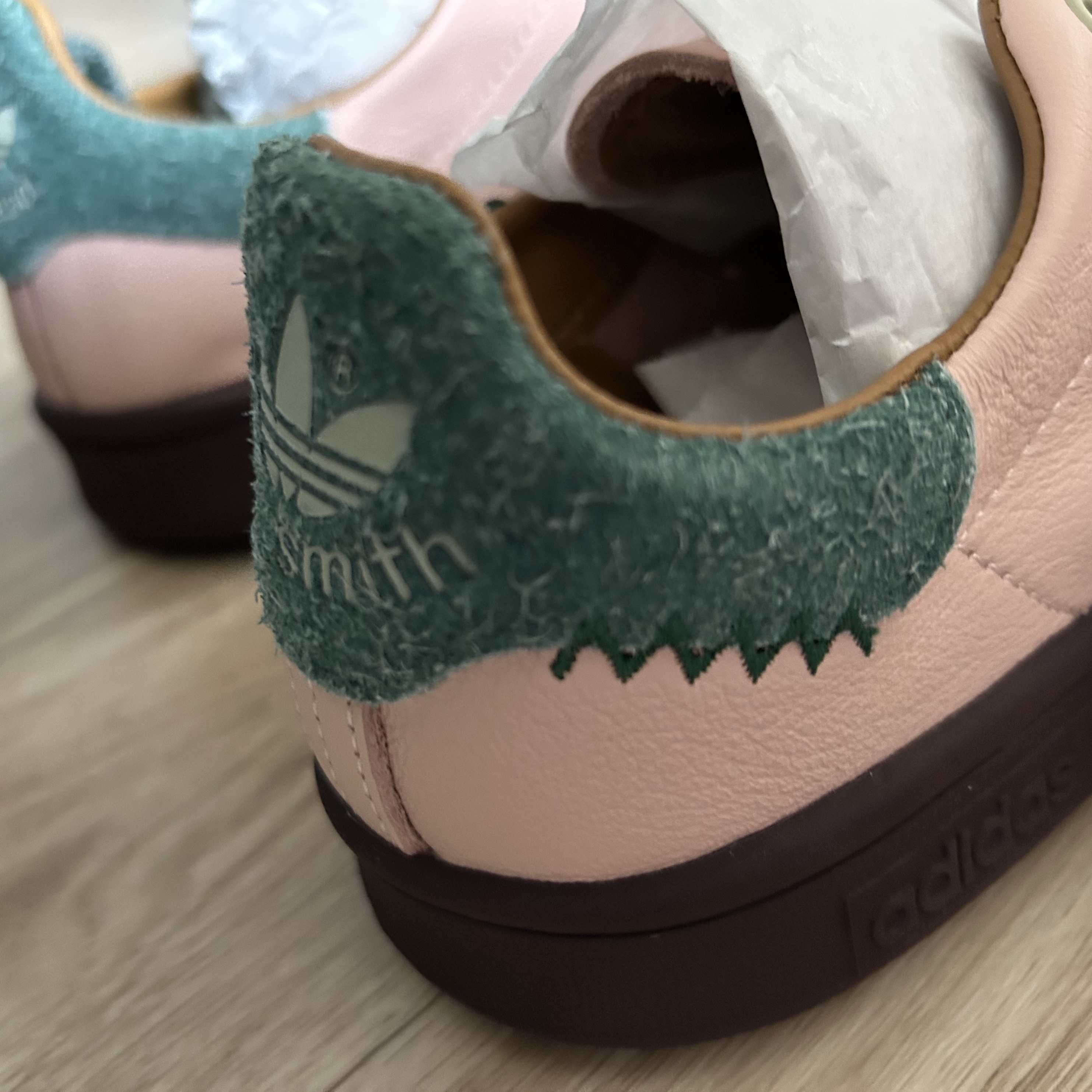 Adidas x Brain Dead Stan Smith Vapour Pink Core Black 착용 스타일