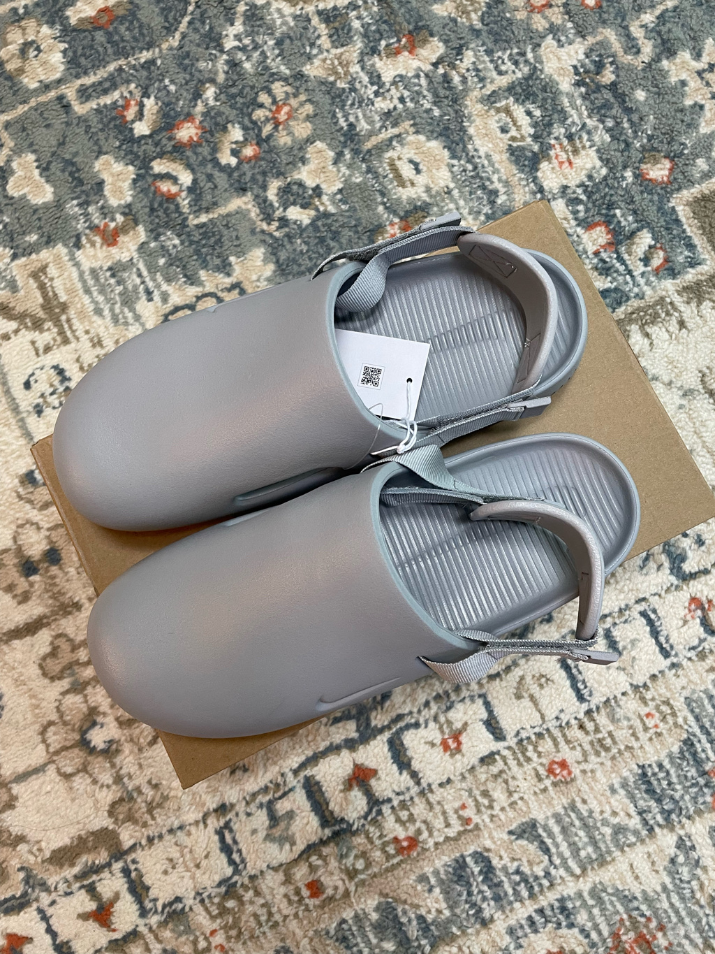 Nike Calm Mule Light Smoke Grey 착용 스타일 - 2