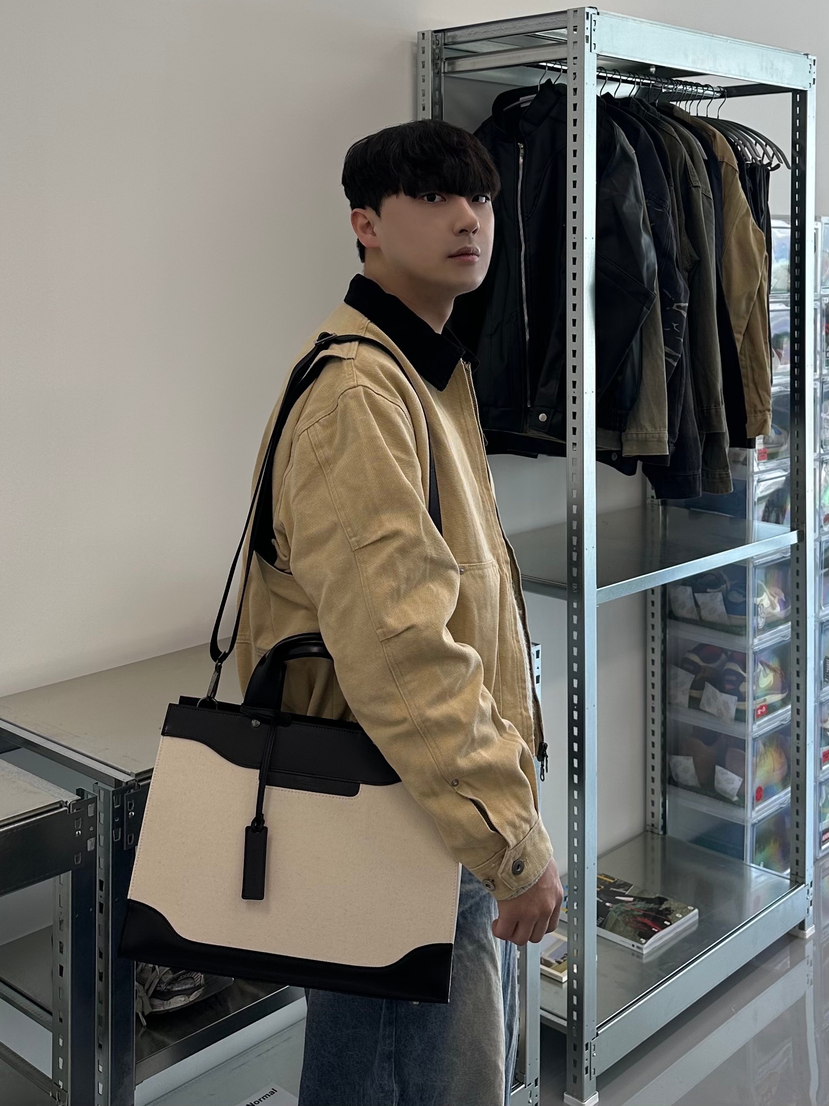 토가 비릴리스 AJ1066 뮬 레더 블랙 착용 스타일 - 3