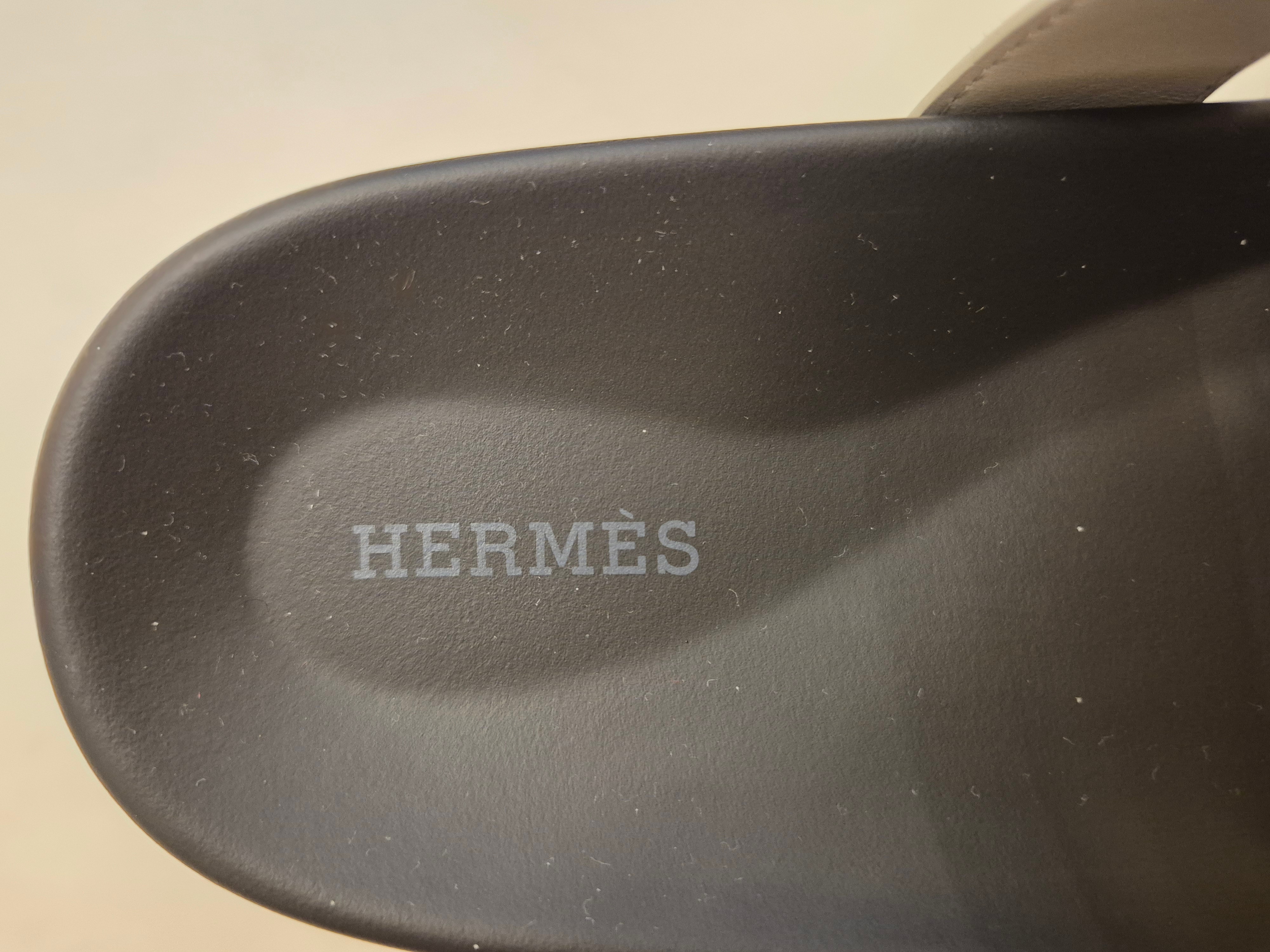 Hermes Chypre Sandal Suede Goatskin & Beige Esquisse 착용 스타일 - 3