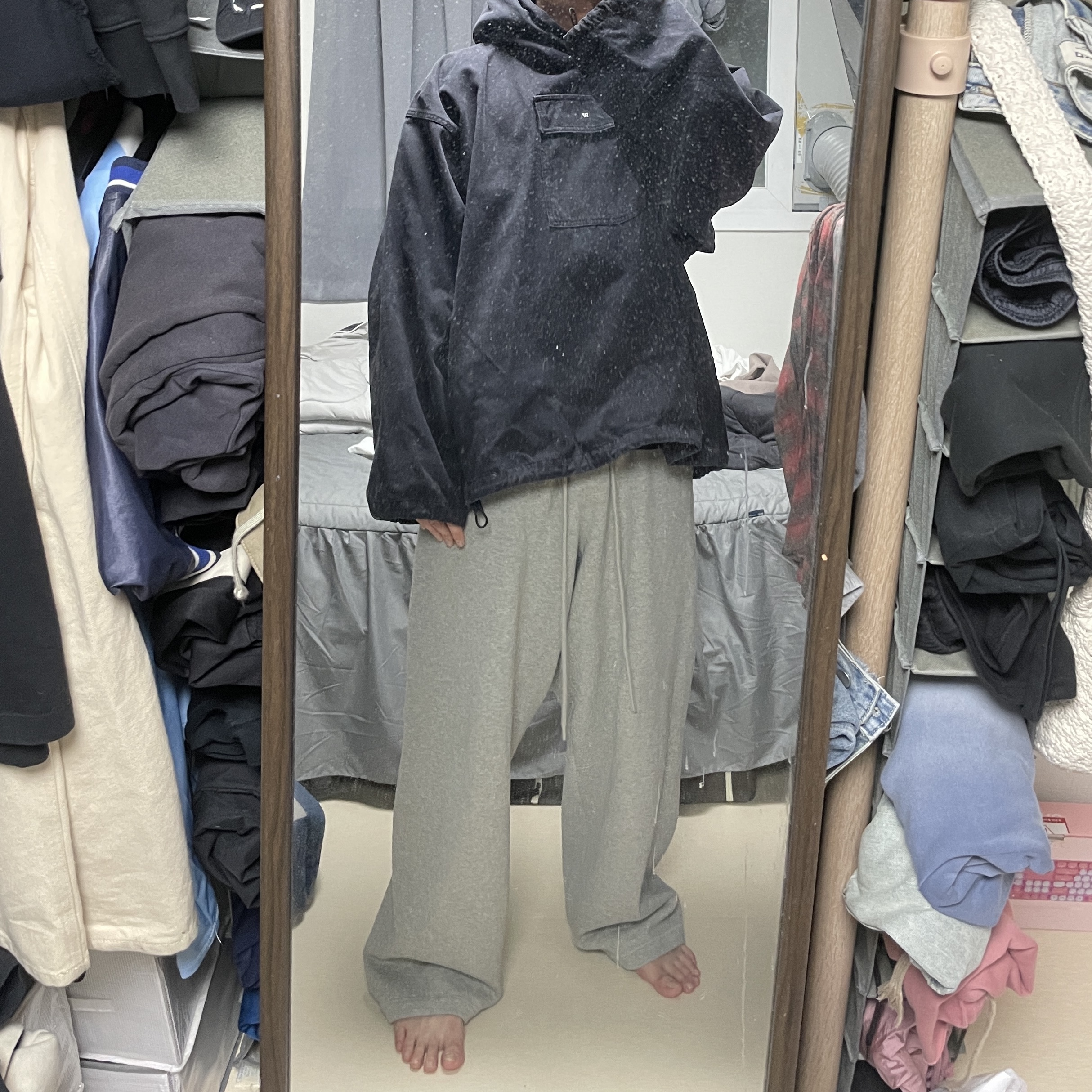 Yeezy Gap Engineered By Balenciaga Sateen Anorak Black 착용 스타일 - 1