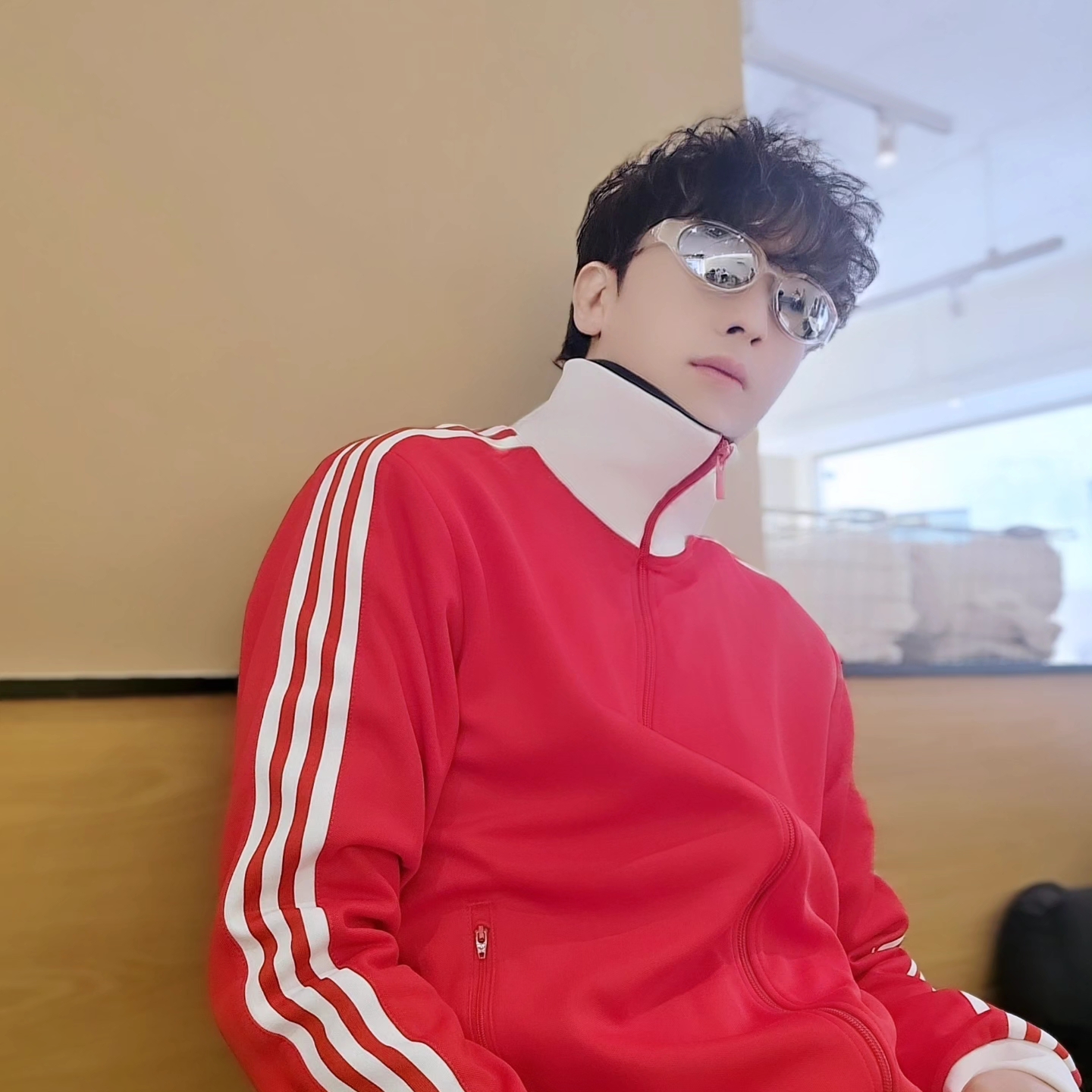 아디다스 아디컬러 클래식 베켄바우어 트랙탑 베러 스칼렛 화이트 - KR 사이즈, 아디다스 아디컬러 클래식 베켄바우어 트랙탑 베러 스칼렛 화이트 - US 사이즈 착용 스타일 - 4