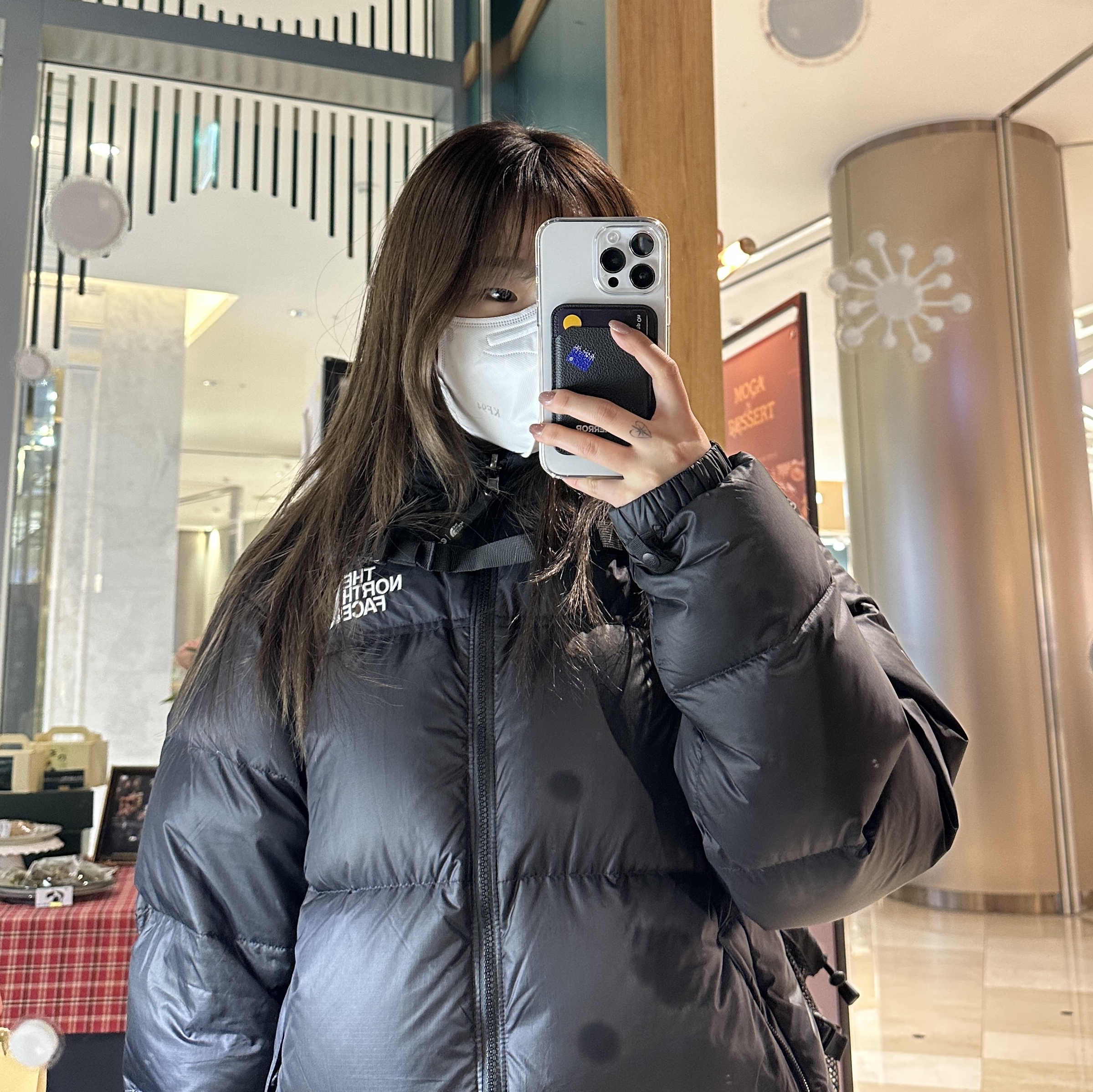 Casetify x Ader Error Magsafe Wallet Noir, The North Face Big Shot Black 착용 스타일