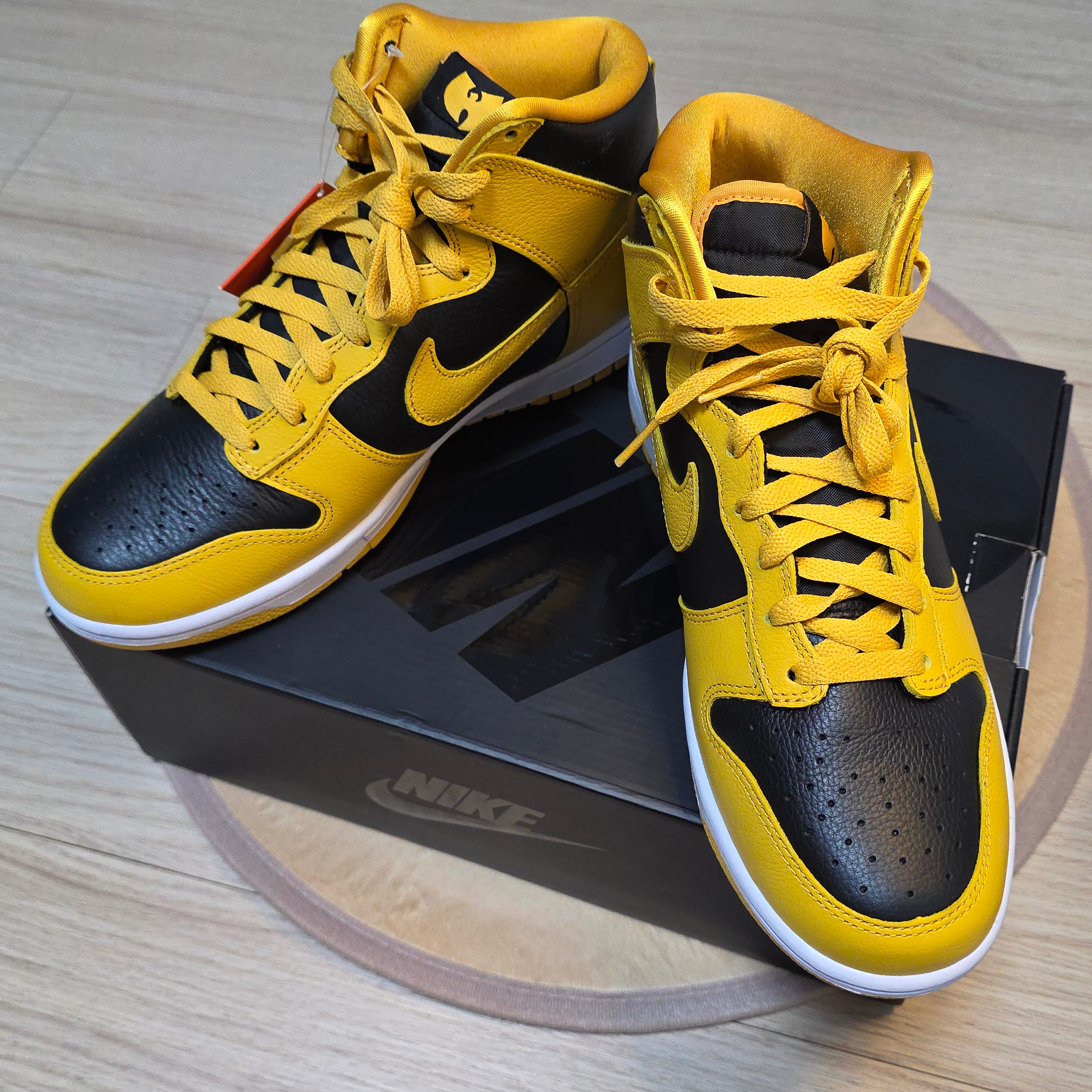 Nike Wu-Tang Clan Dunk High Black and Pollen 착용 스타일 - 1