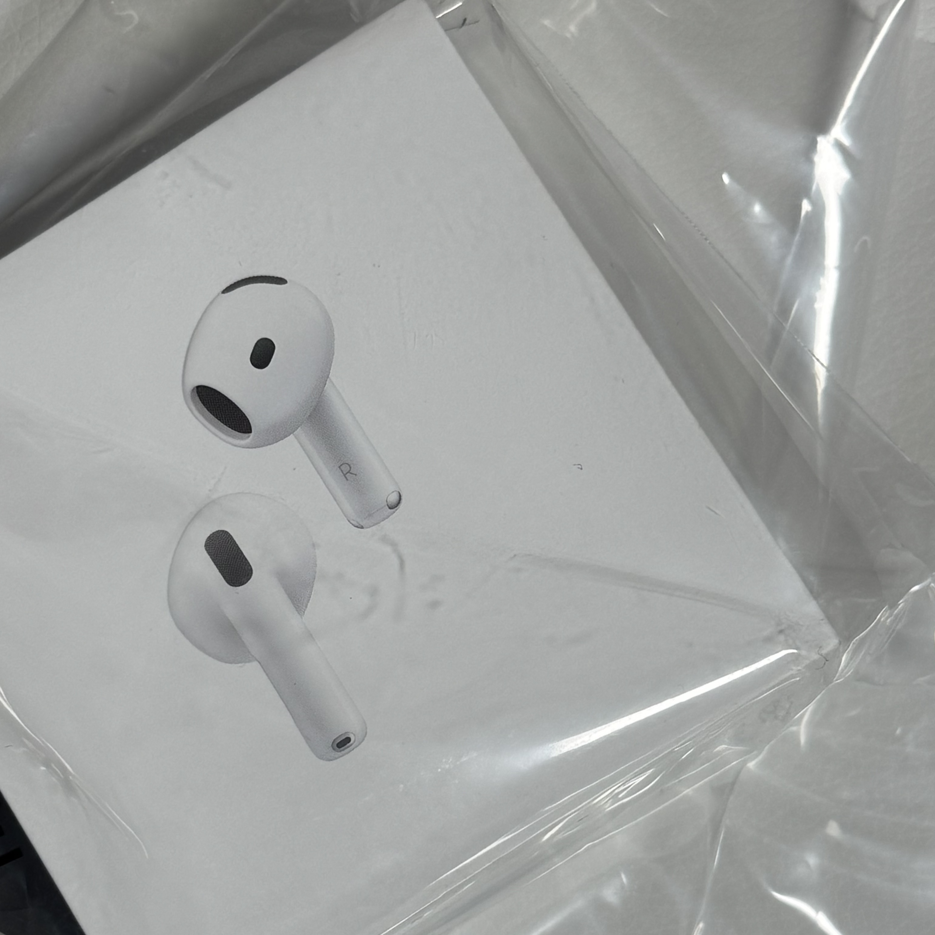 Apple AirPods 4th Gen with Active Noise Cancellation (Korean Ver.) 착용 스타일