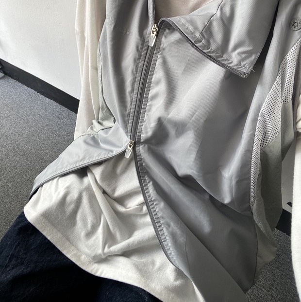 OJOS Paneled Crop Shell Jacket Warm Grey 착용 스타일