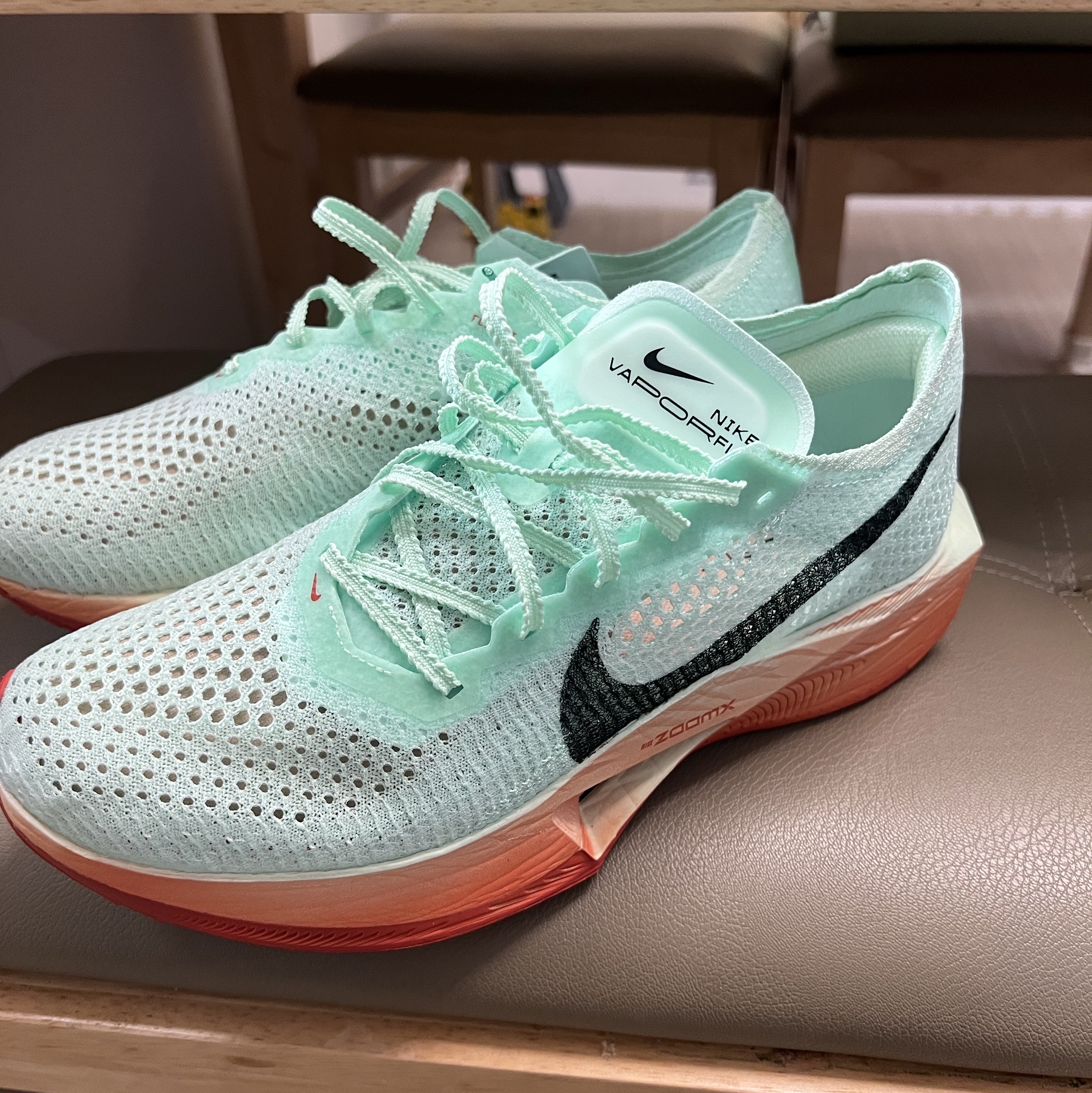 Nike ZoomX Vaporfly Next% 3 Vapor Green Dragon Red 착용 스타일 - 1