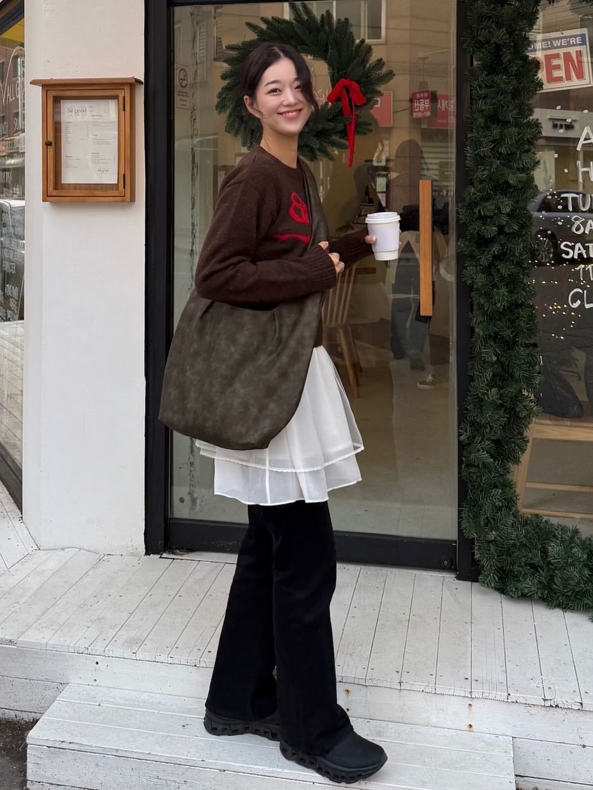 ACOC Interview L Bag_Brown 착용 스타일 - 1