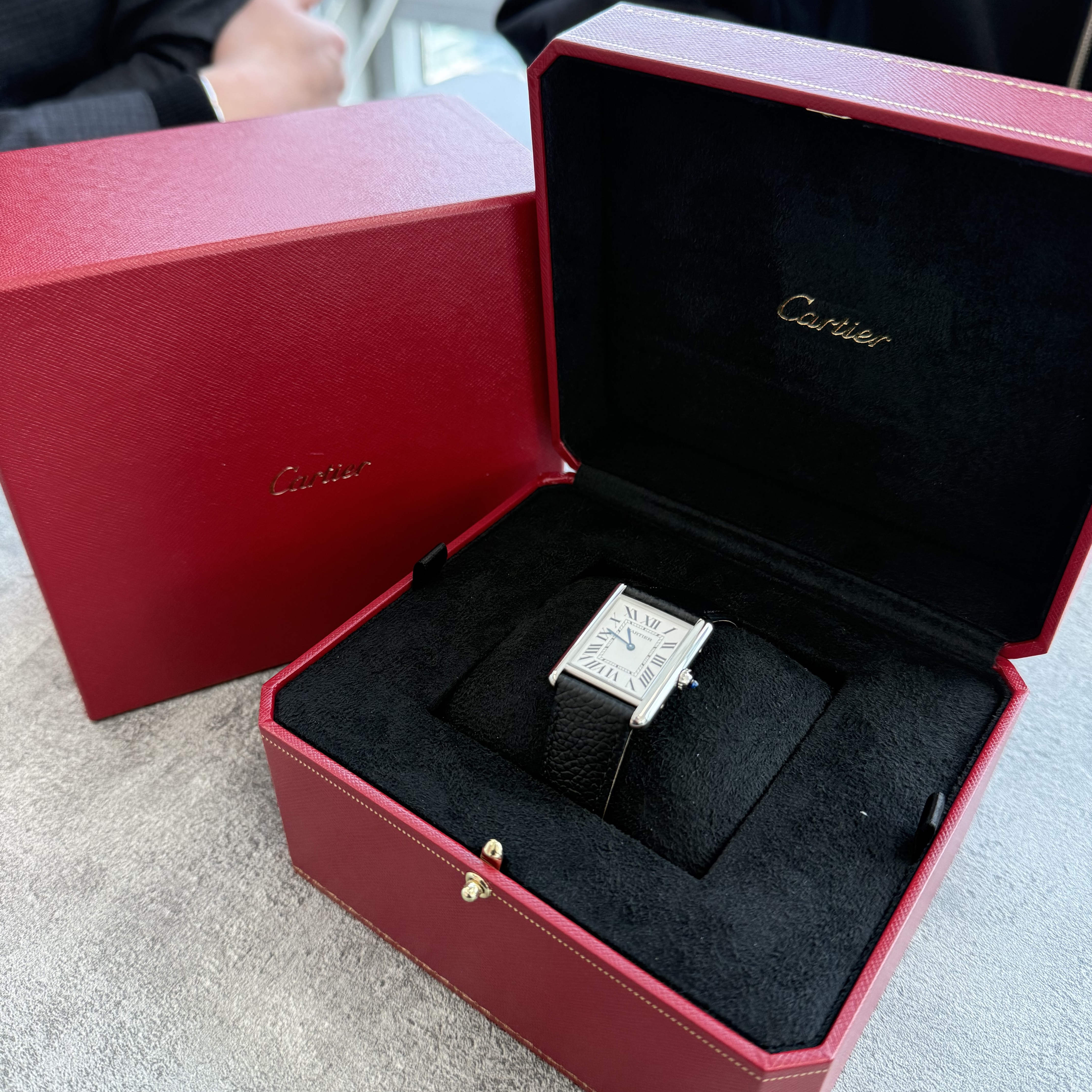 Cartier Tank Must Watch Large Quartz Steel Calfskin Black 착용 스타일
