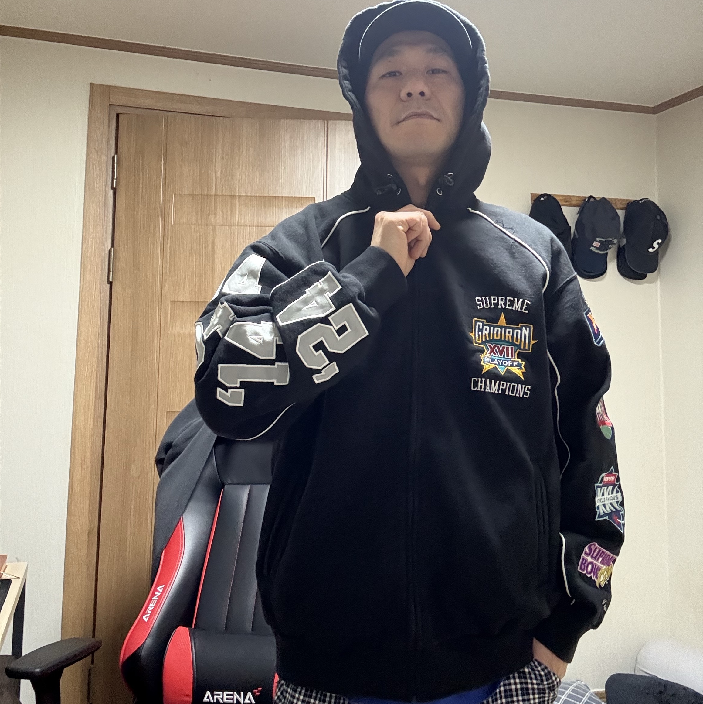 슈프림 플레이오프 집업 후드 스웨트셔츠 블랙 - 25SS, 슈프림 x 스톤 아일랜드 데님 6-패널 캡 블랙 - 23FW 착용 스타일