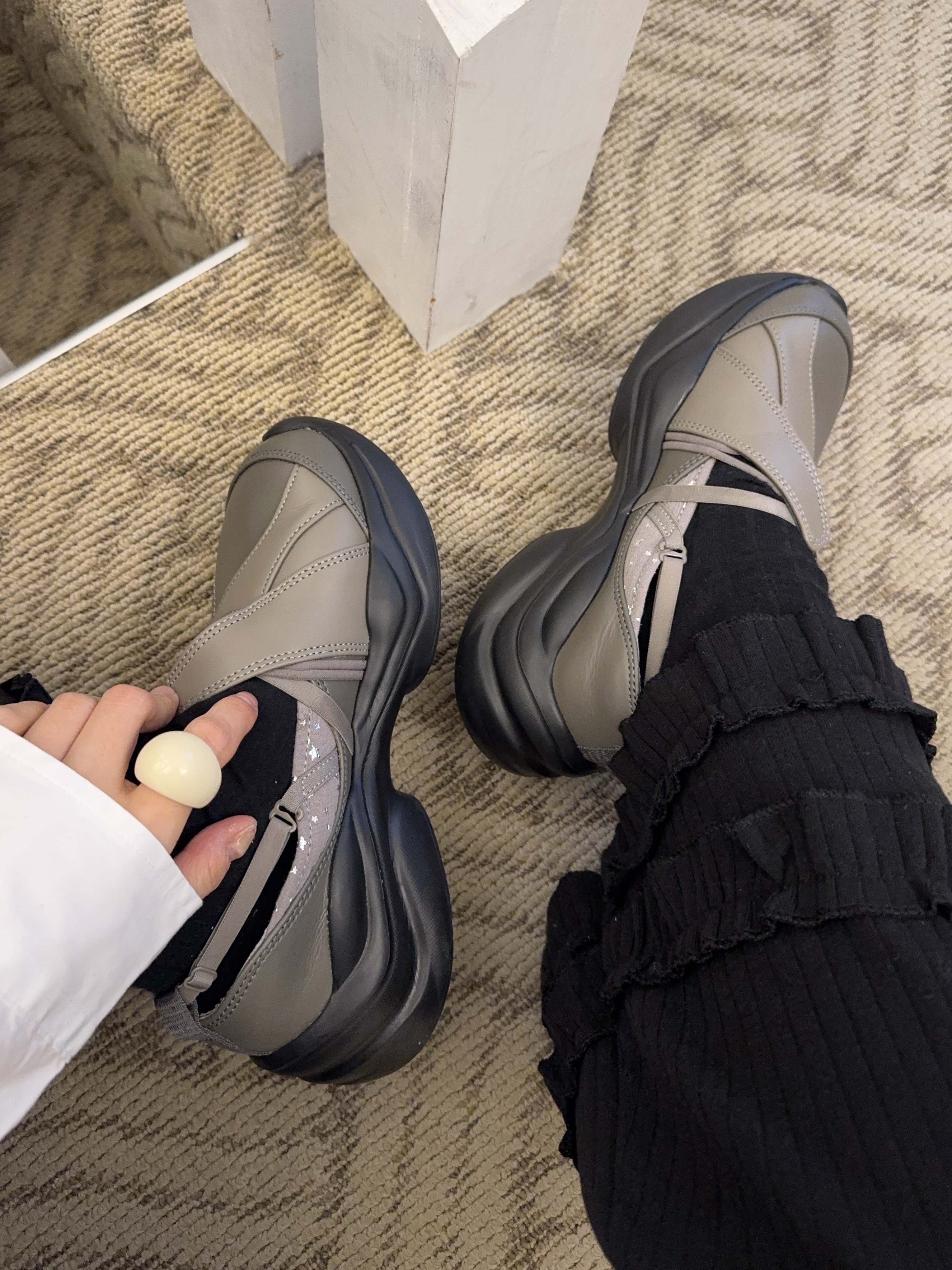OJOS Strap Toe Sneakers Stone Brown 착용 스타일 - 3