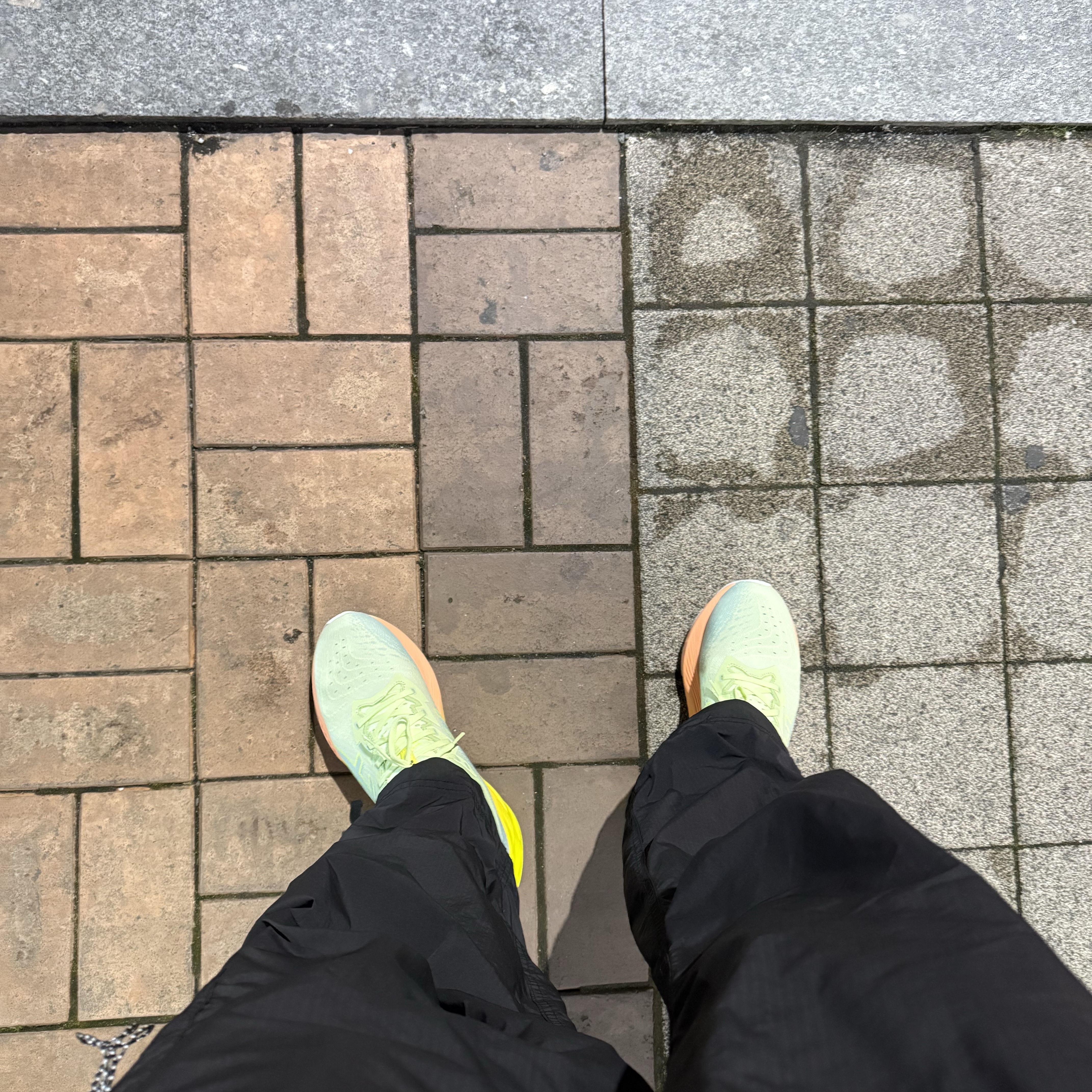Asics Novablast 4 Cool Matcha Safety Yellow 착용 스타일 - 7