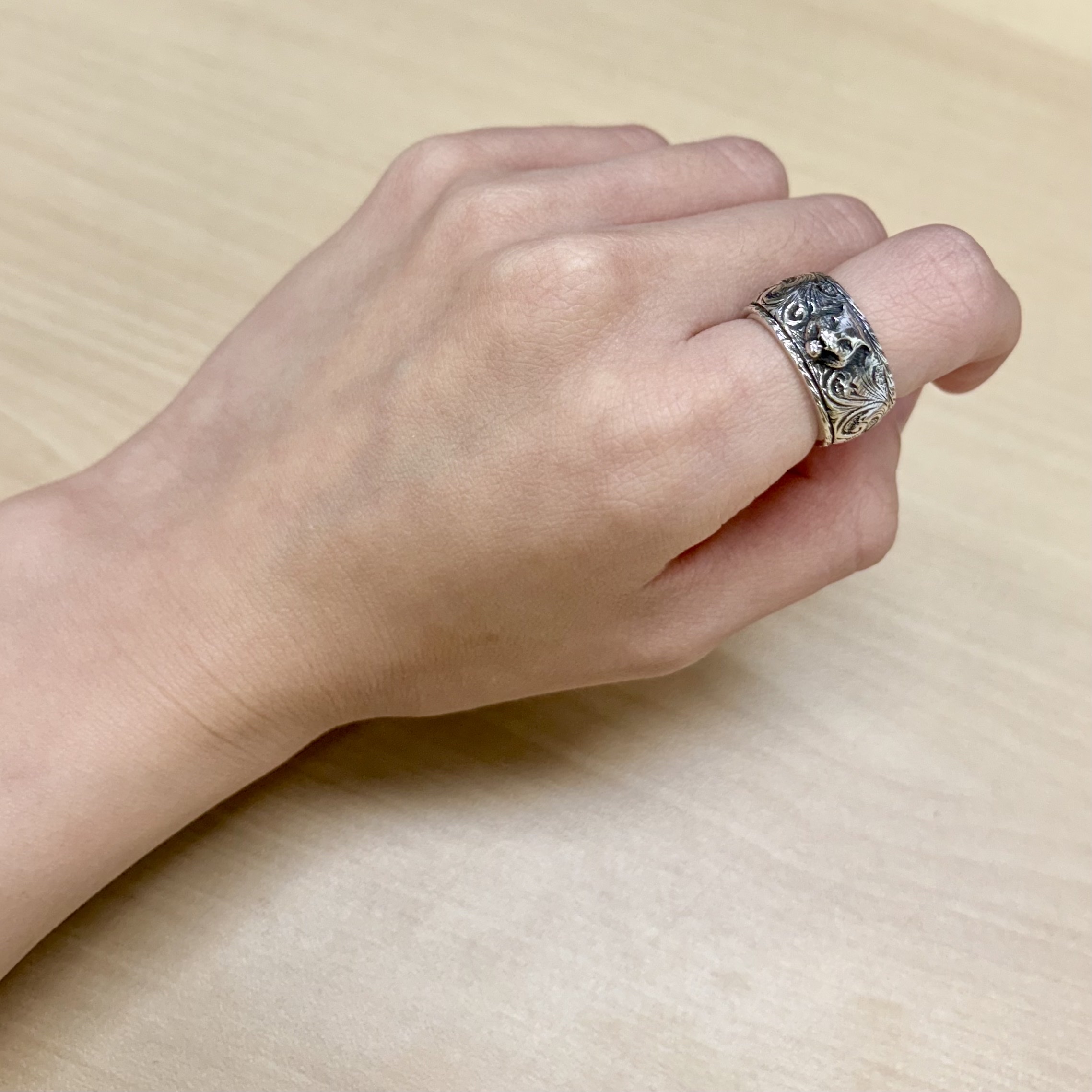 Gucci Thin Silver Ring With Feline Head Silver Aged Dark Finish 착용 스타일 - 3