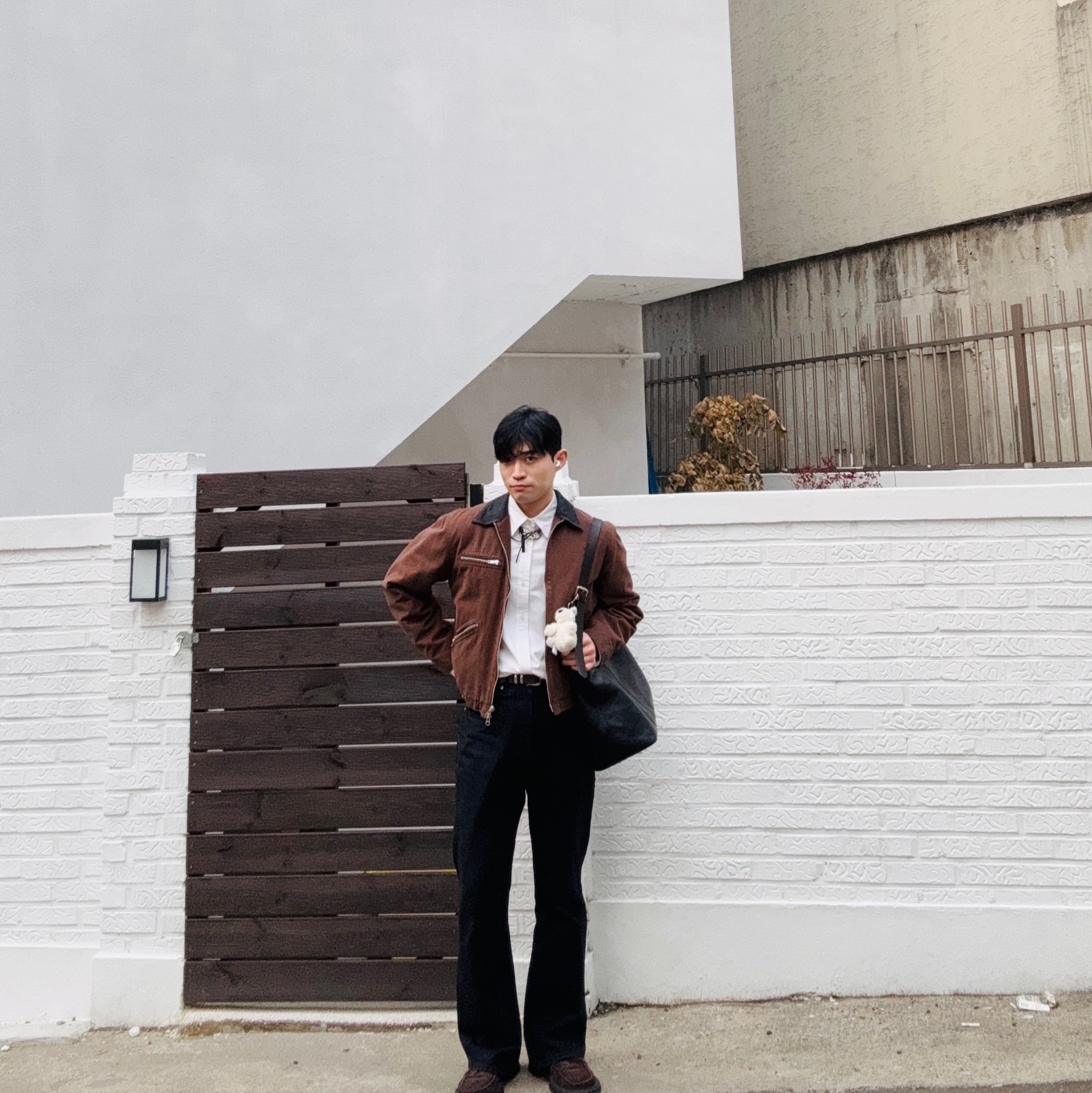 [KREAM 단독] 에스티유 플레어 데님 팬츠 블랙, 아워레가시 라돈 레더 키체인 블랙 착용 스타일