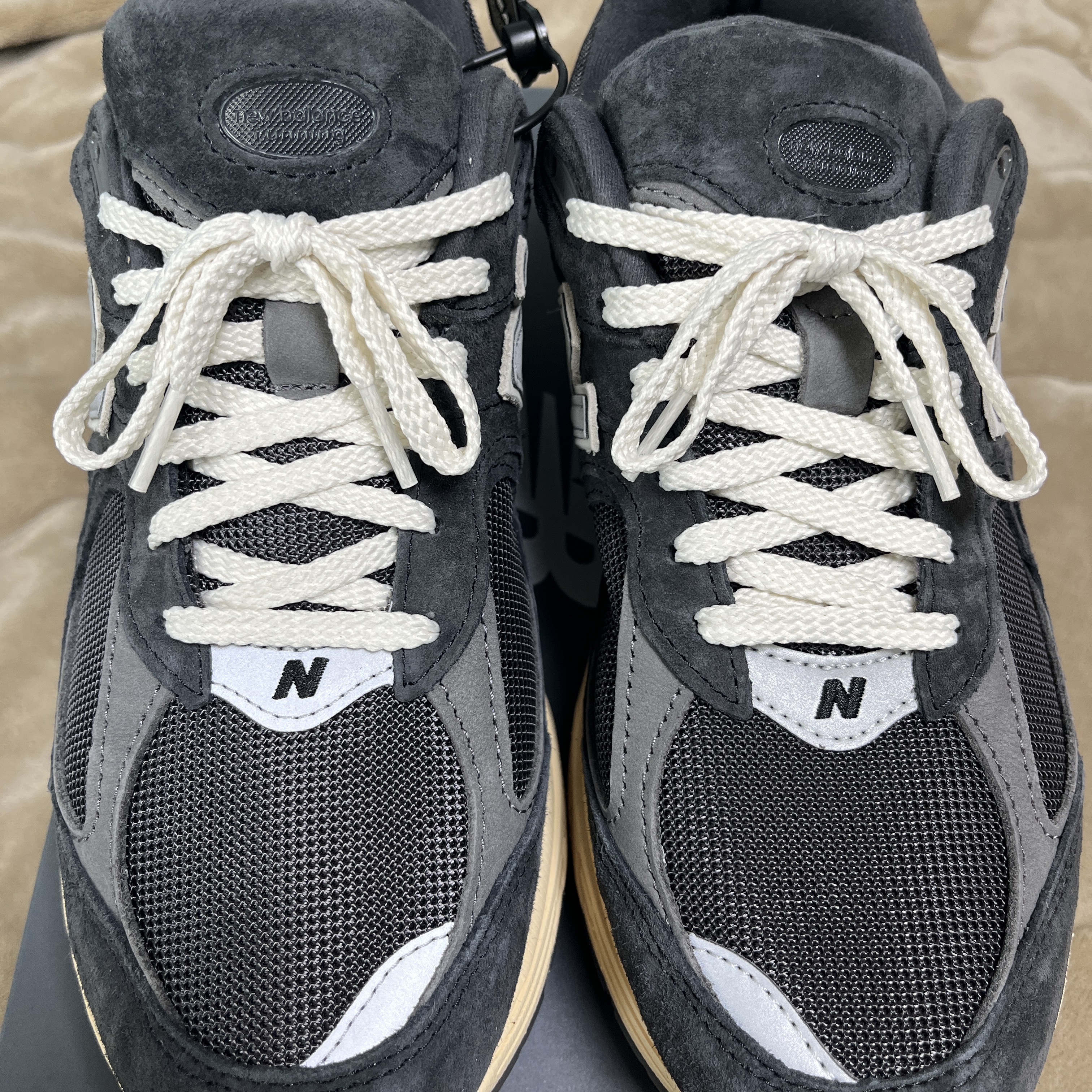 New Balance 2002R Special Vintage Black Grey 착용 스타일
