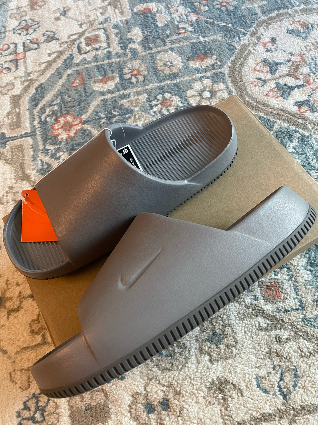 Nike Calm Slide Flat Pewter 착용 스타일 - 1
