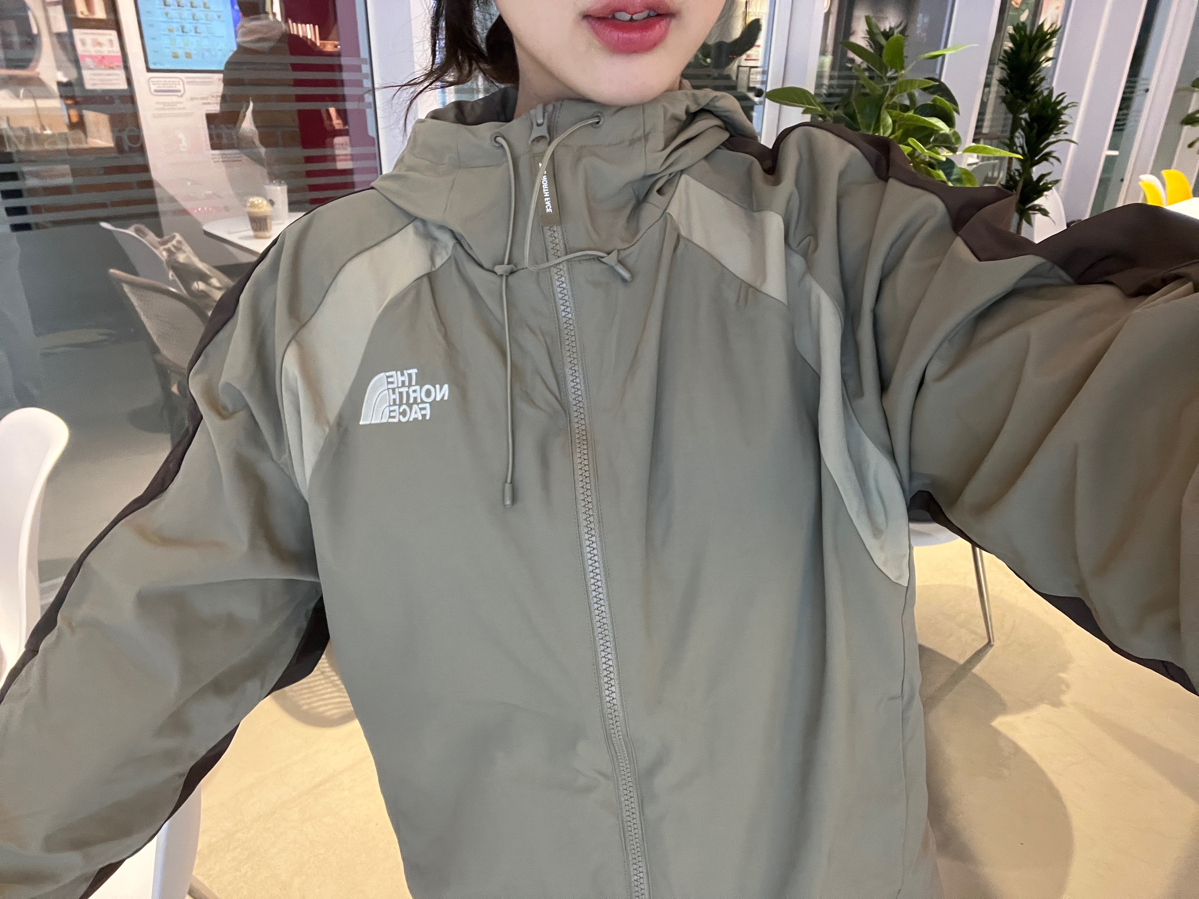 노스페이스 밴든 자켓 베이지 브라운 착용 스타일