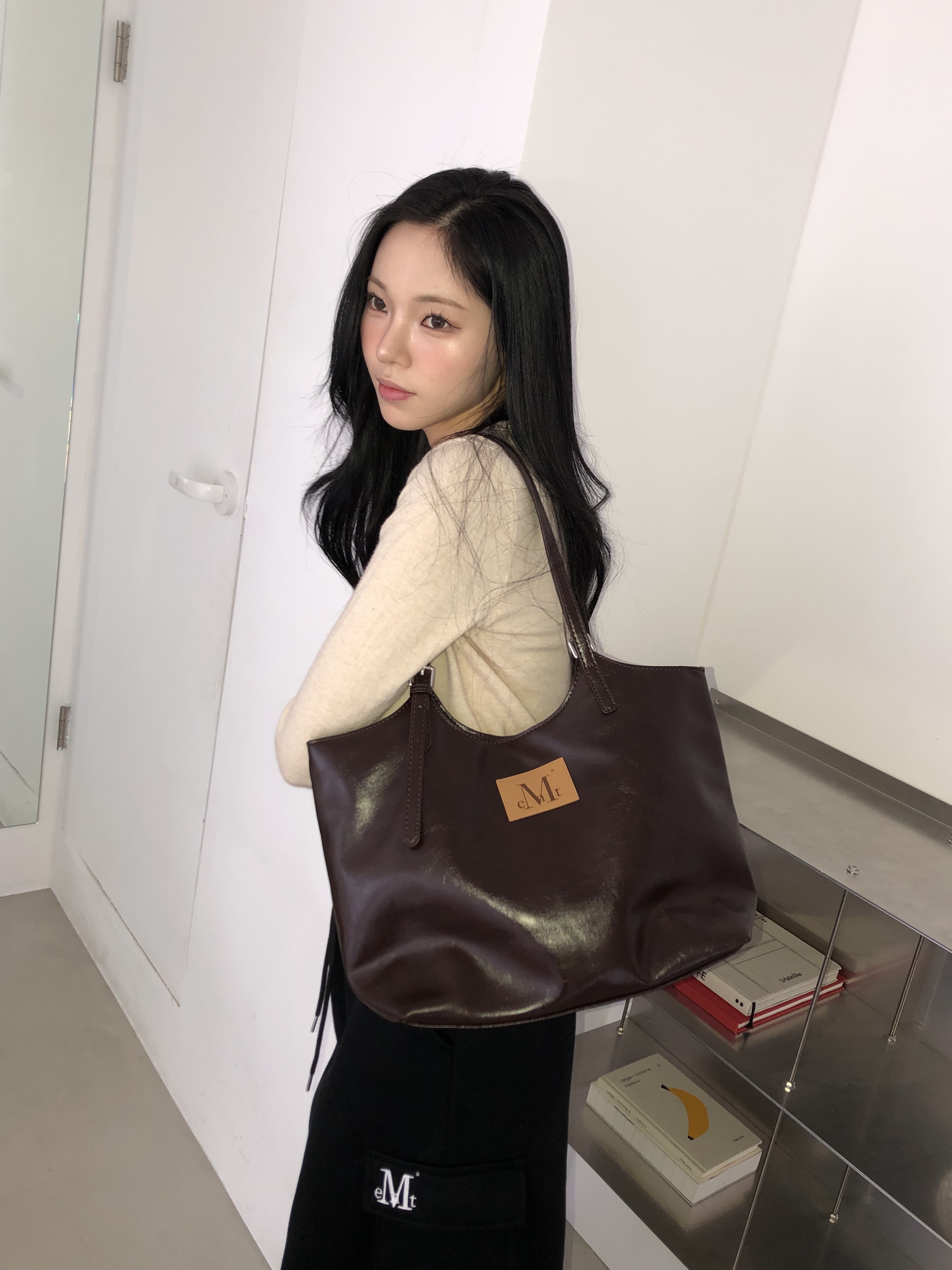 무센트 로더 백 슬릿 카고 스웻 스커트 블랙, 무센트 아르망 프론트 버클 레더 숄더백 브라운 착용 스타일 - 1