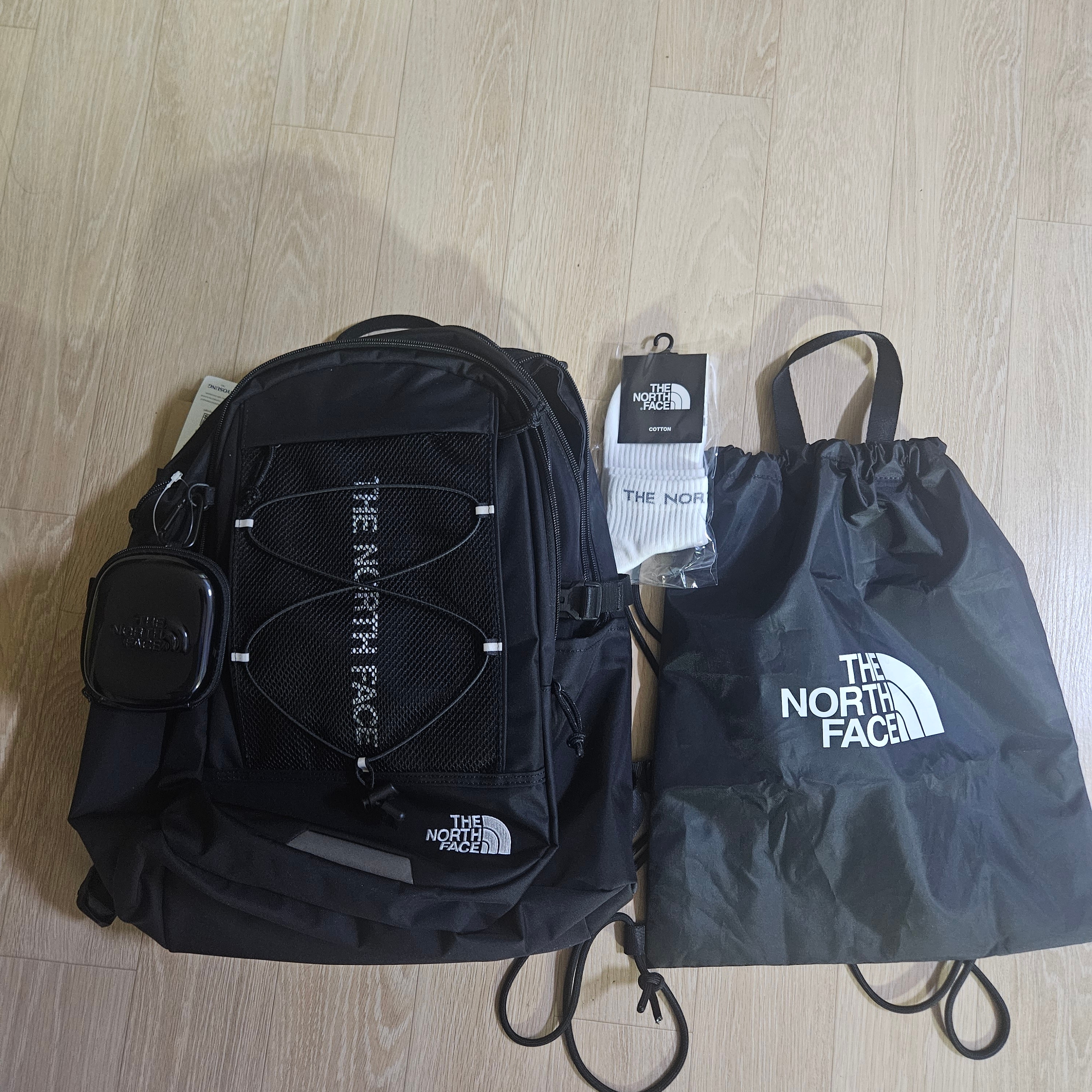 The North Face Super Pack 2 Mini Black 착용 스타일
