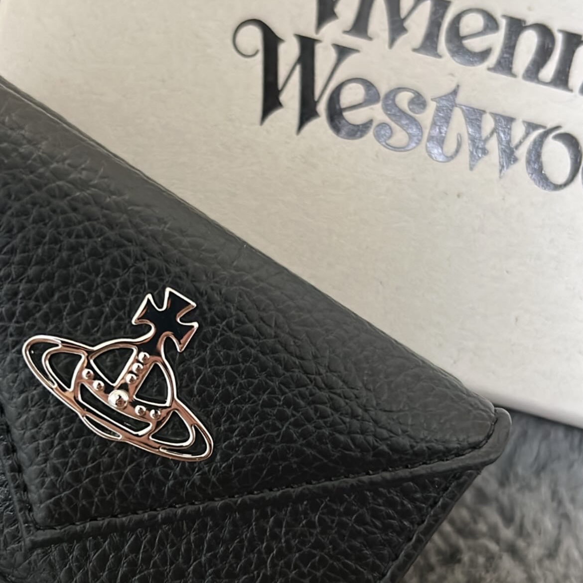 Vivienne Westwood Envelope Leather Bi-Fold Wallet Black 착용 스타일