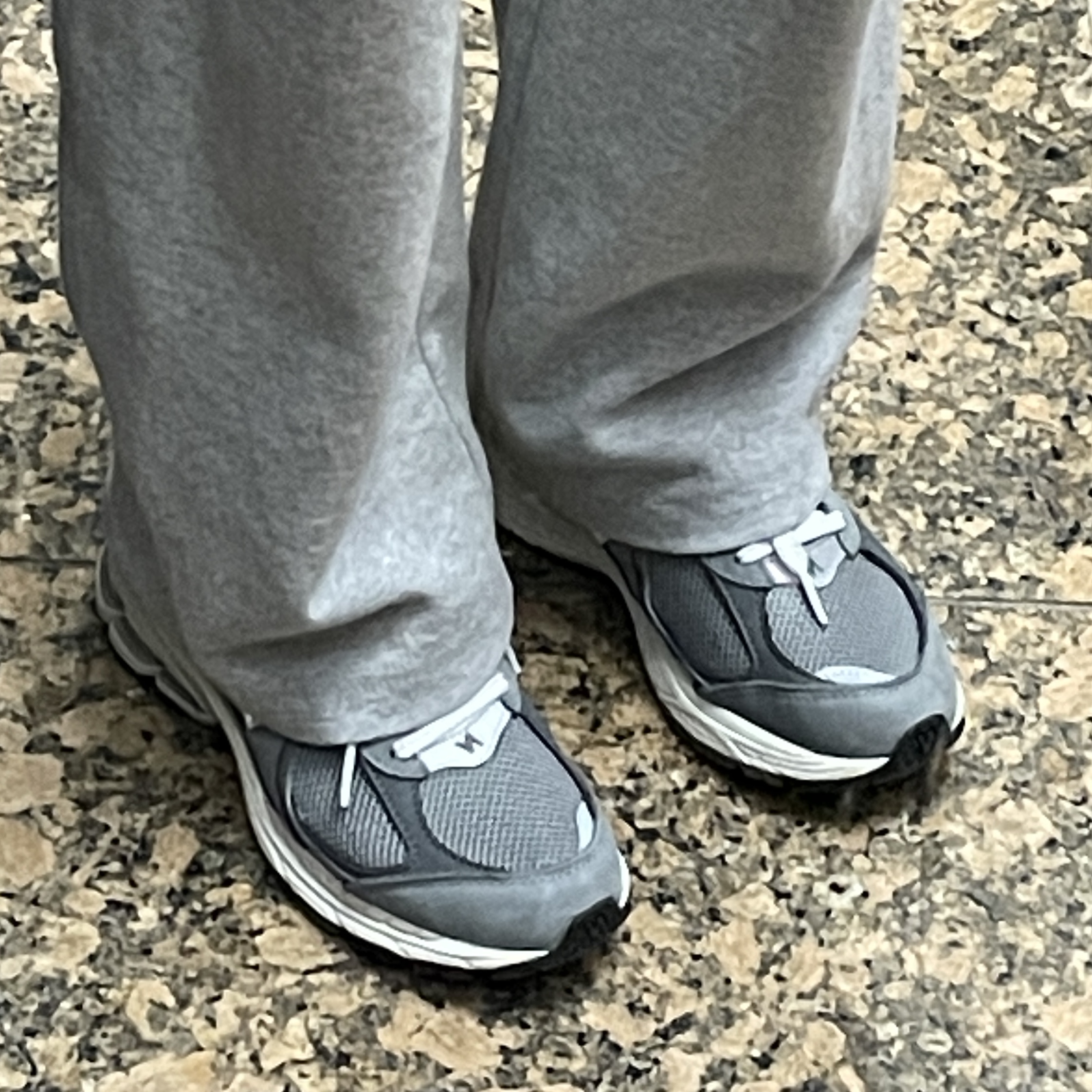New Balance 2002R Premium Vintage Grey 착용 스타일