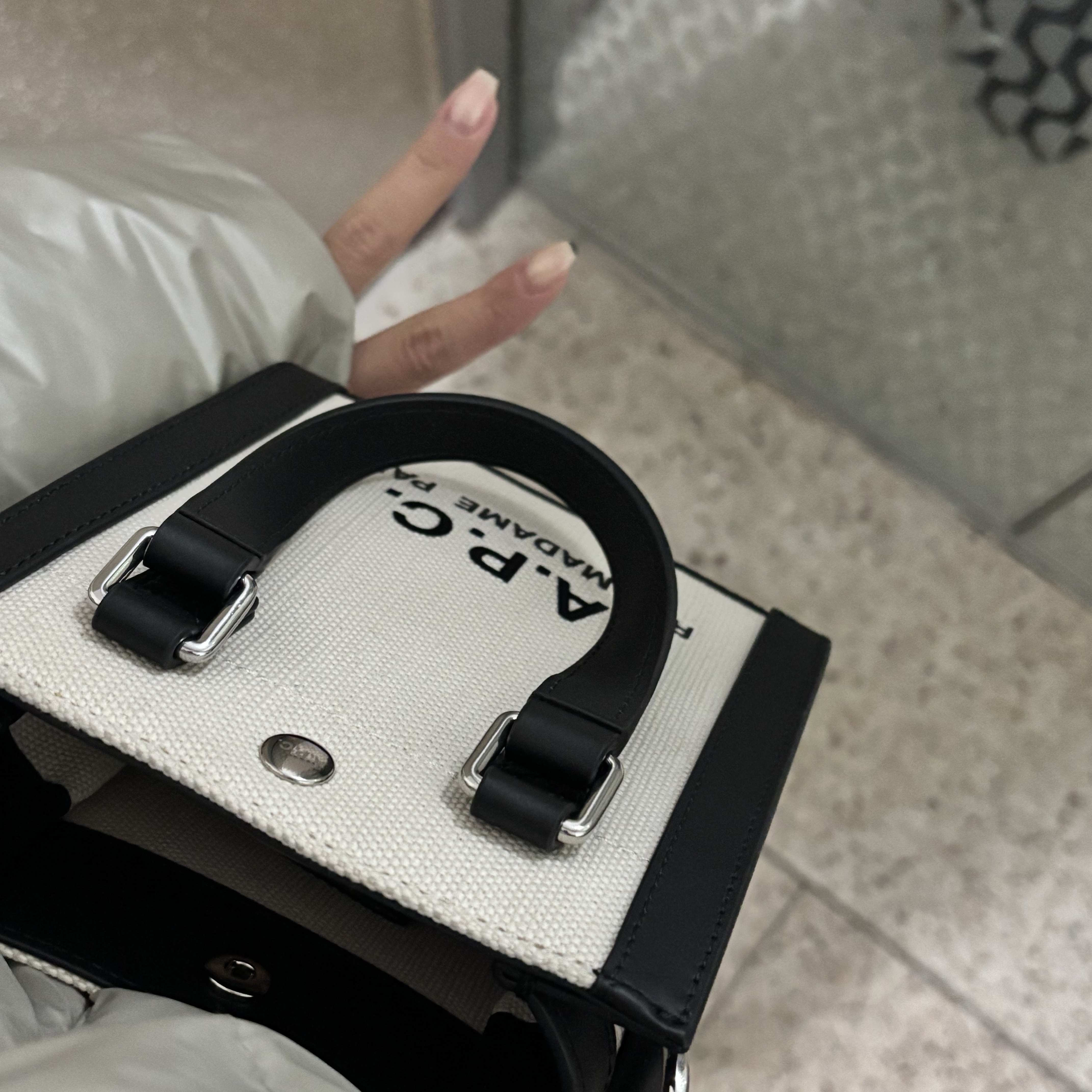 A.P.C. Camille 2.0 Mini Tote Bag Black 착용 스타일