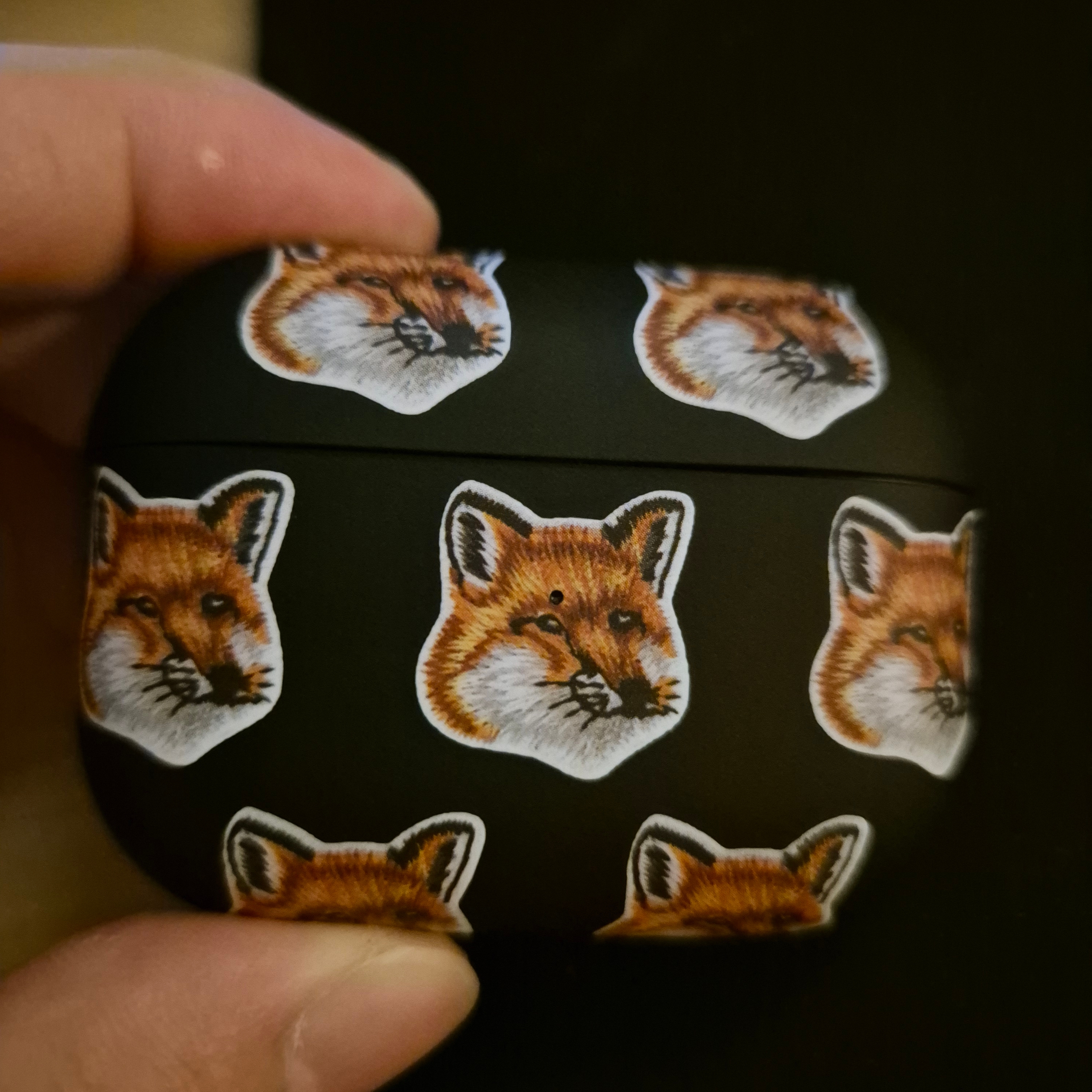 Native Union x Maison Kitsune All Over Fox Head Airpods Pro2 Case 착용 스타일