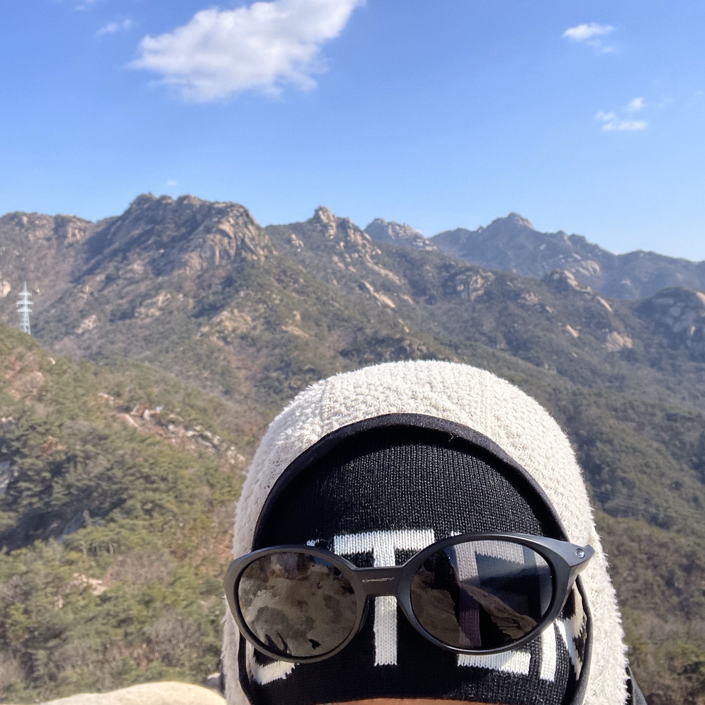 Arc'teryx Word Head Toque Orca, Oakley Eye Jacket Redux Matte Black Frame Prizm Grey Lenses High Bridge Fit 착용 스타일