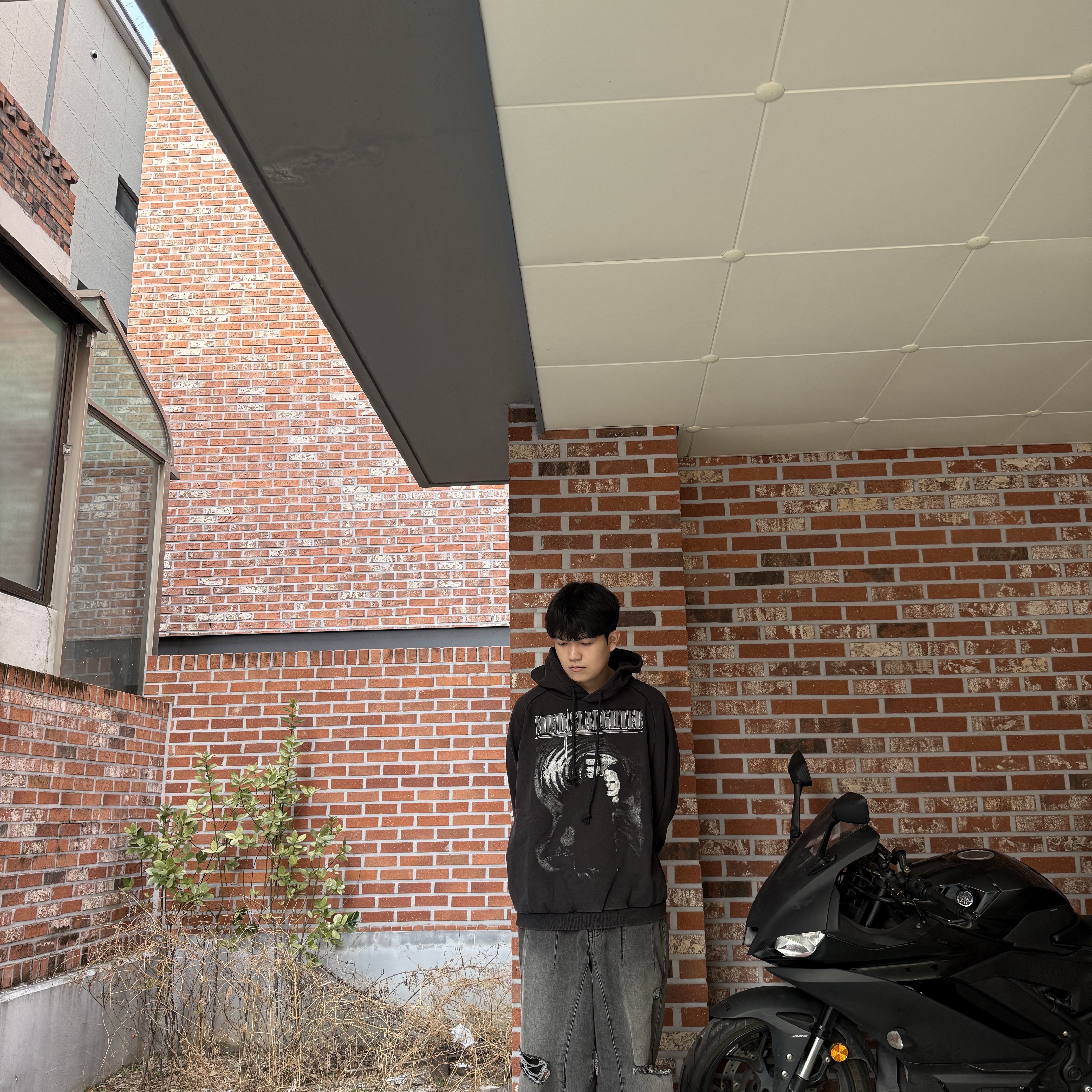 프로젝트 G/R 마인드 슬로터 빈티지 워시드 후드 블랙, 컨버스 x 다크쉐도우 터보웨폰 블랙 크림 착용 스타일 - 4