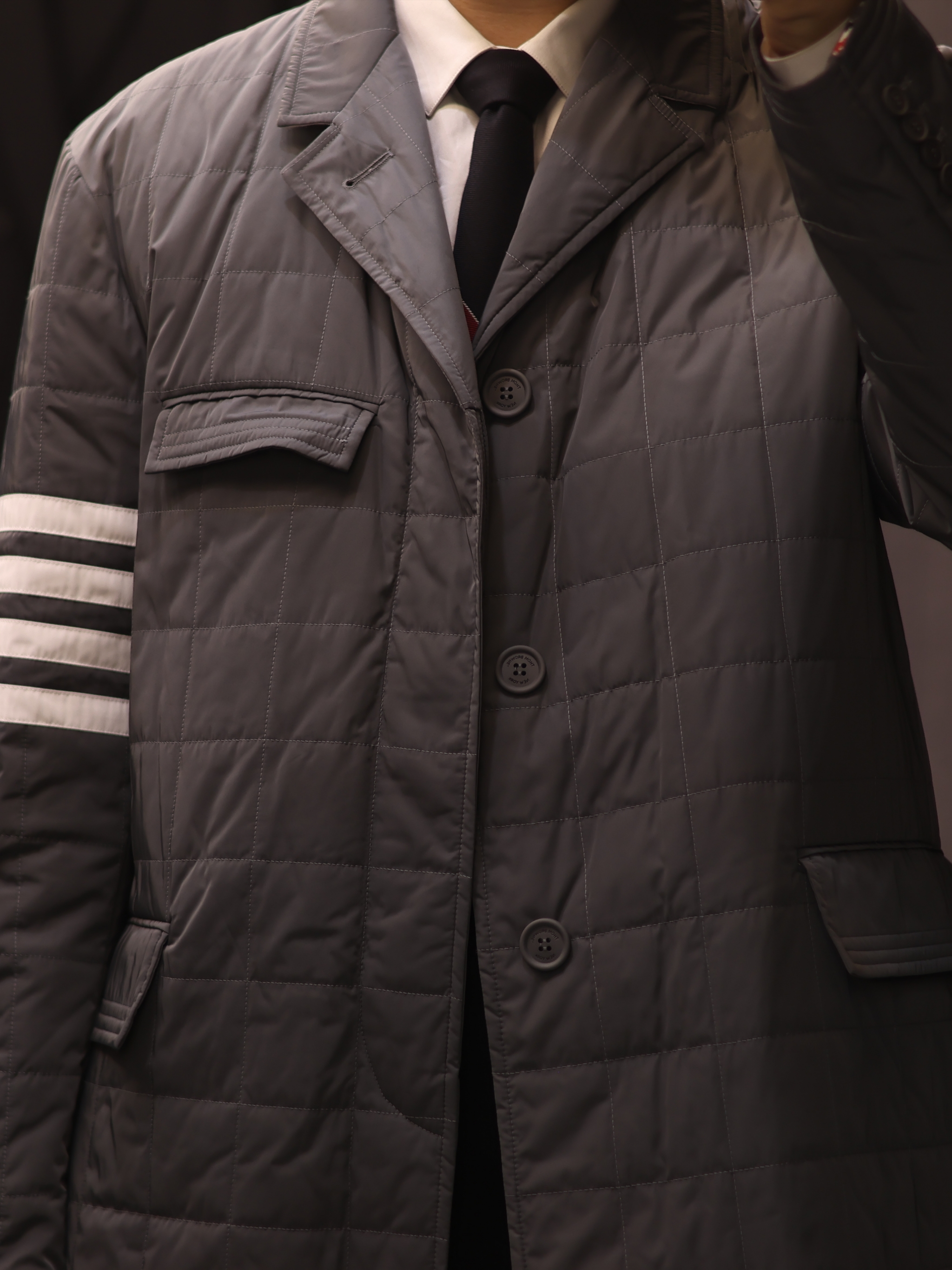 Thom Browne Poly Twill 4-Bar Down Chesterfield Overcoat Medium Grey, Thom Browne Calf Mr.Thom Luggage Bag Black 착용 스타일 - 2