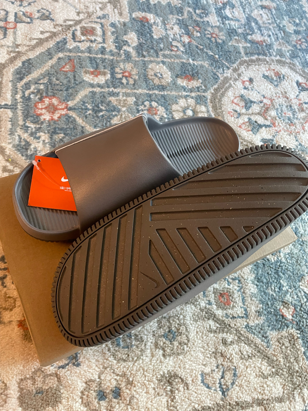 Nike Calm Slide Flat Pewter 착용 스타일 - 4