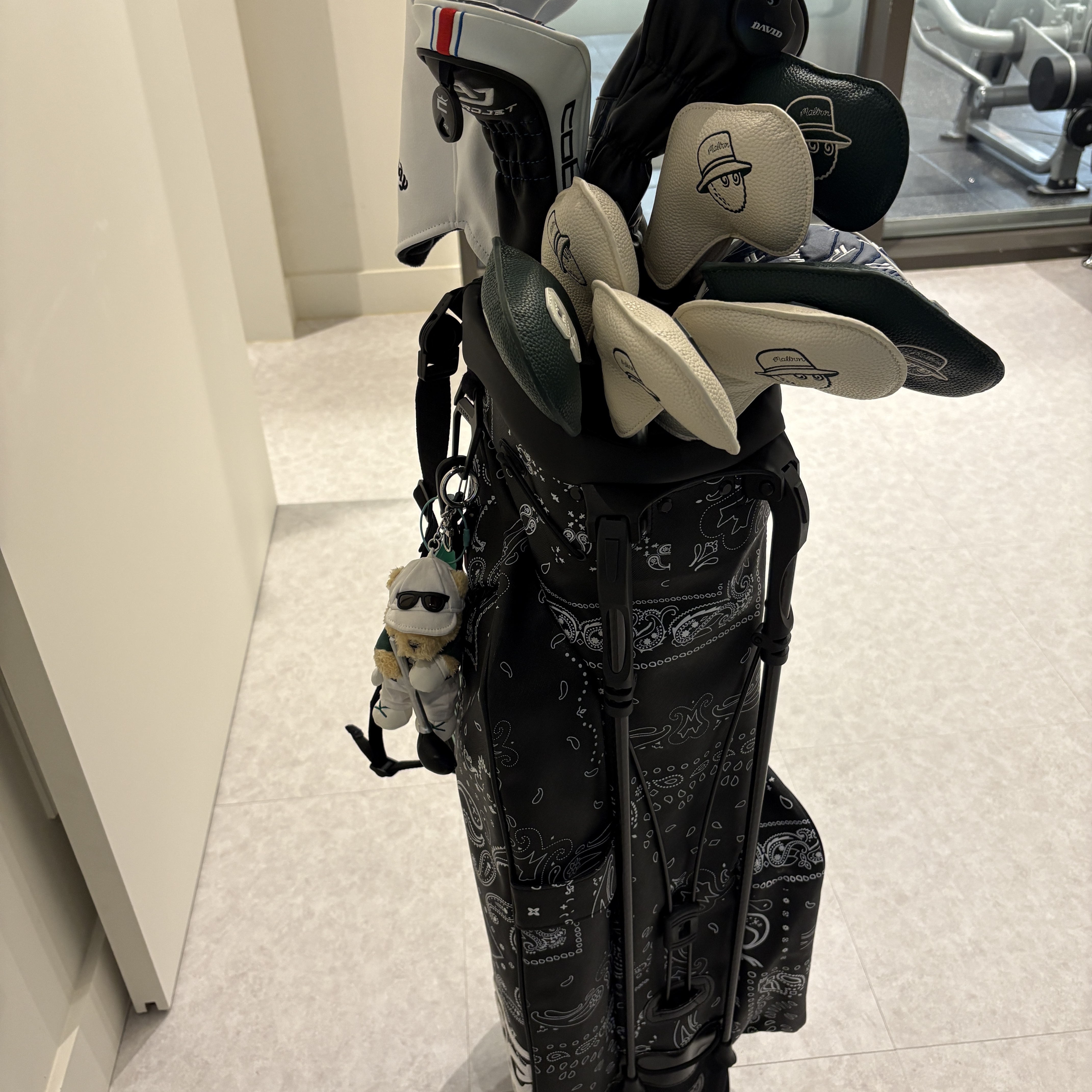 G/Fore Bandana Killer Luxe Carry Golf Bag Black 착용 스타일 - 2