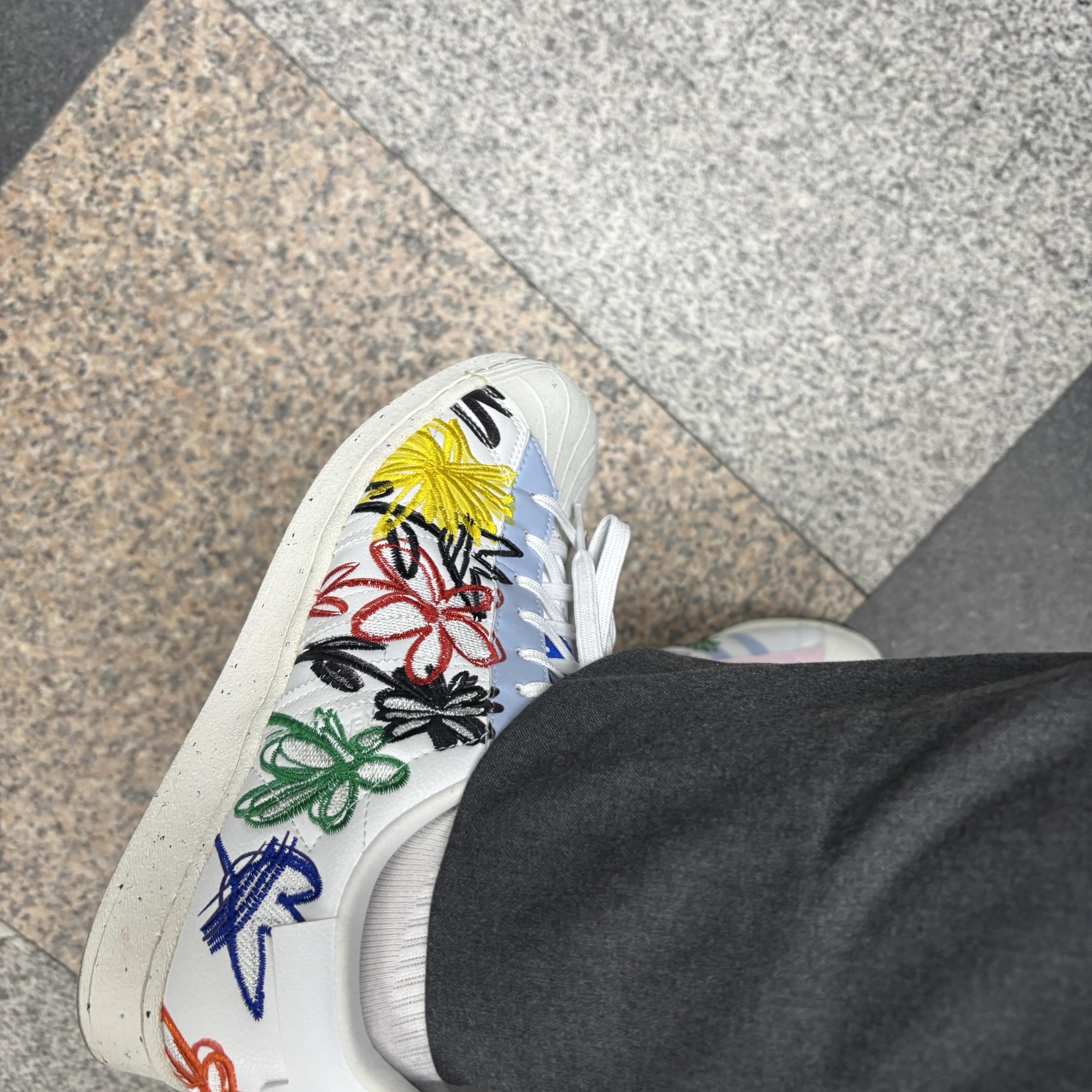 Adidas x Sean Wotherspoon Superstar Superearth, Adidas Samba OG Cloud White 착용 스타일 - 4