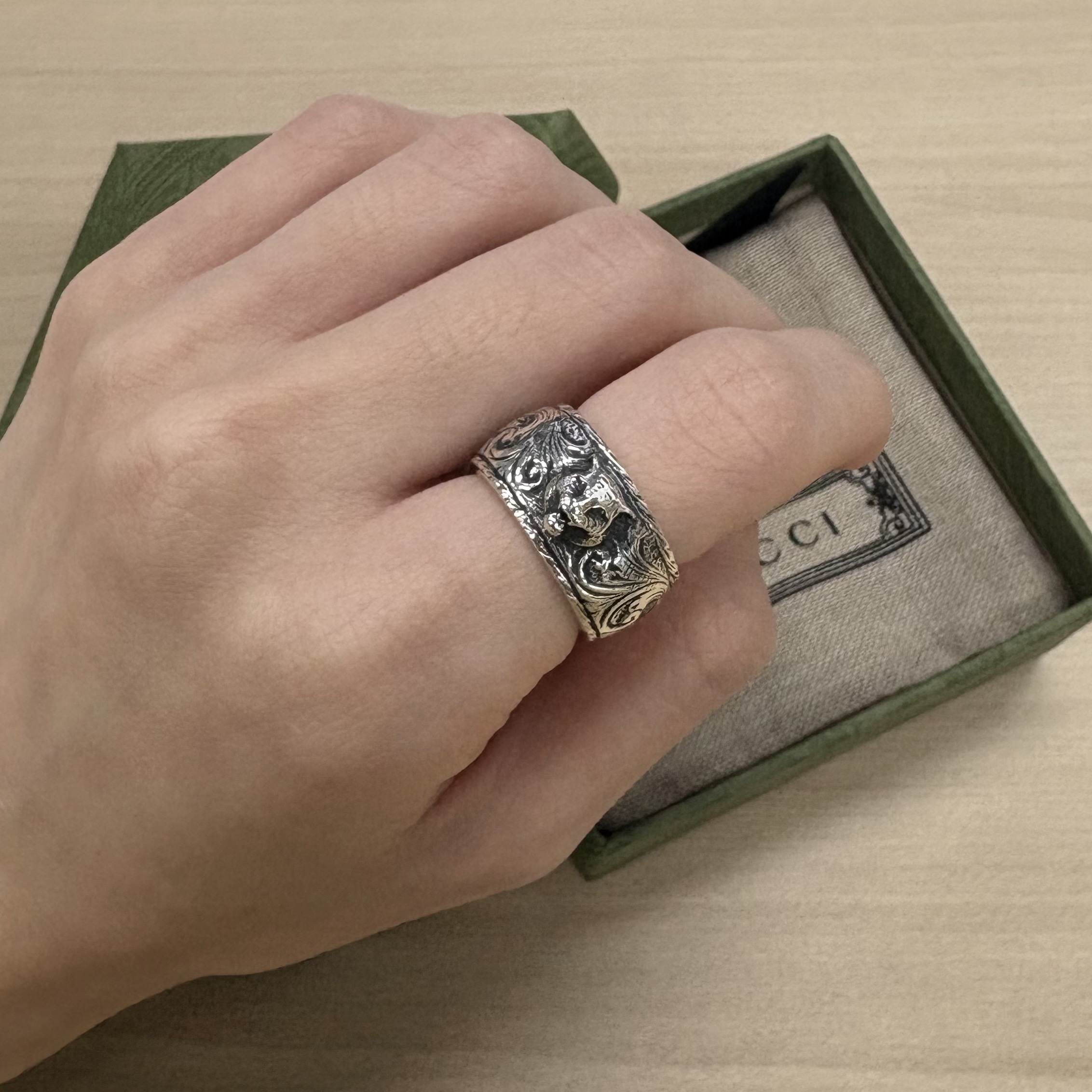 Gucci Thin Silver Ring With Feline Head Silver Aged Dark Finish 착용 스타일 - 2