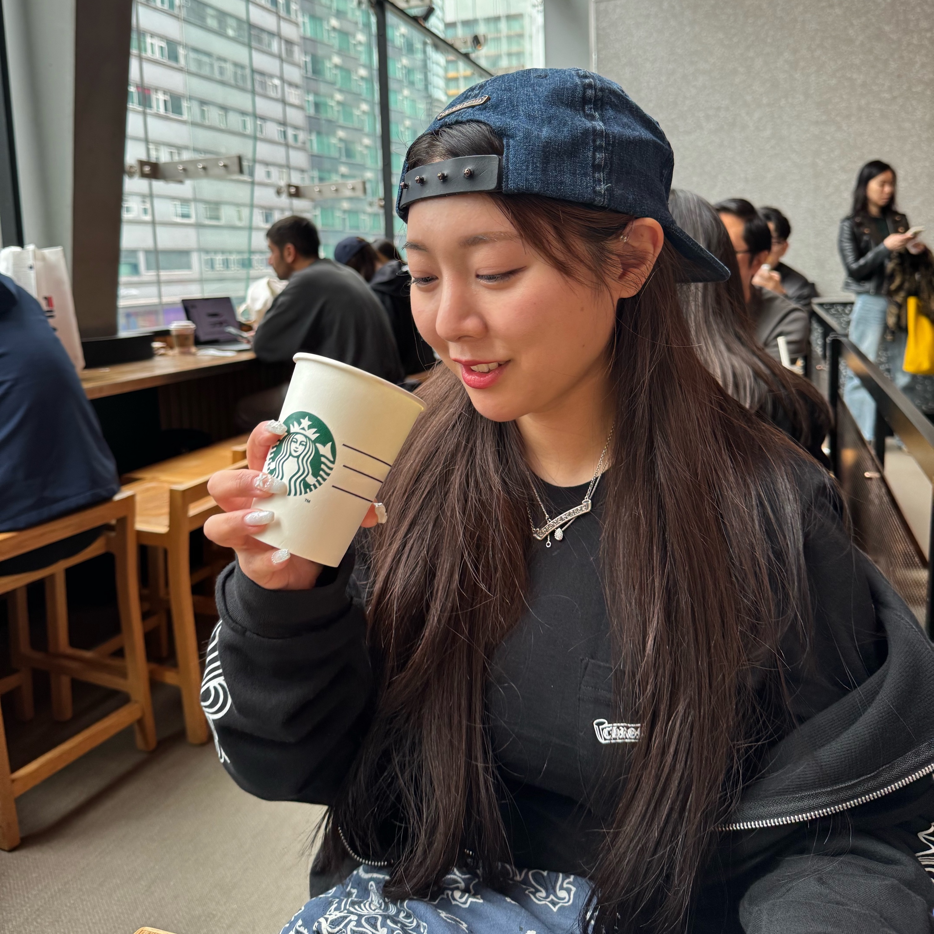 크롬하츠 스크롤 로고 롱슬리브 티셔츠 블랙, 크롬하츠 홀스슈 플로랄 헤비웨이트 집업 후드 블랙 착용 스타일 - 1