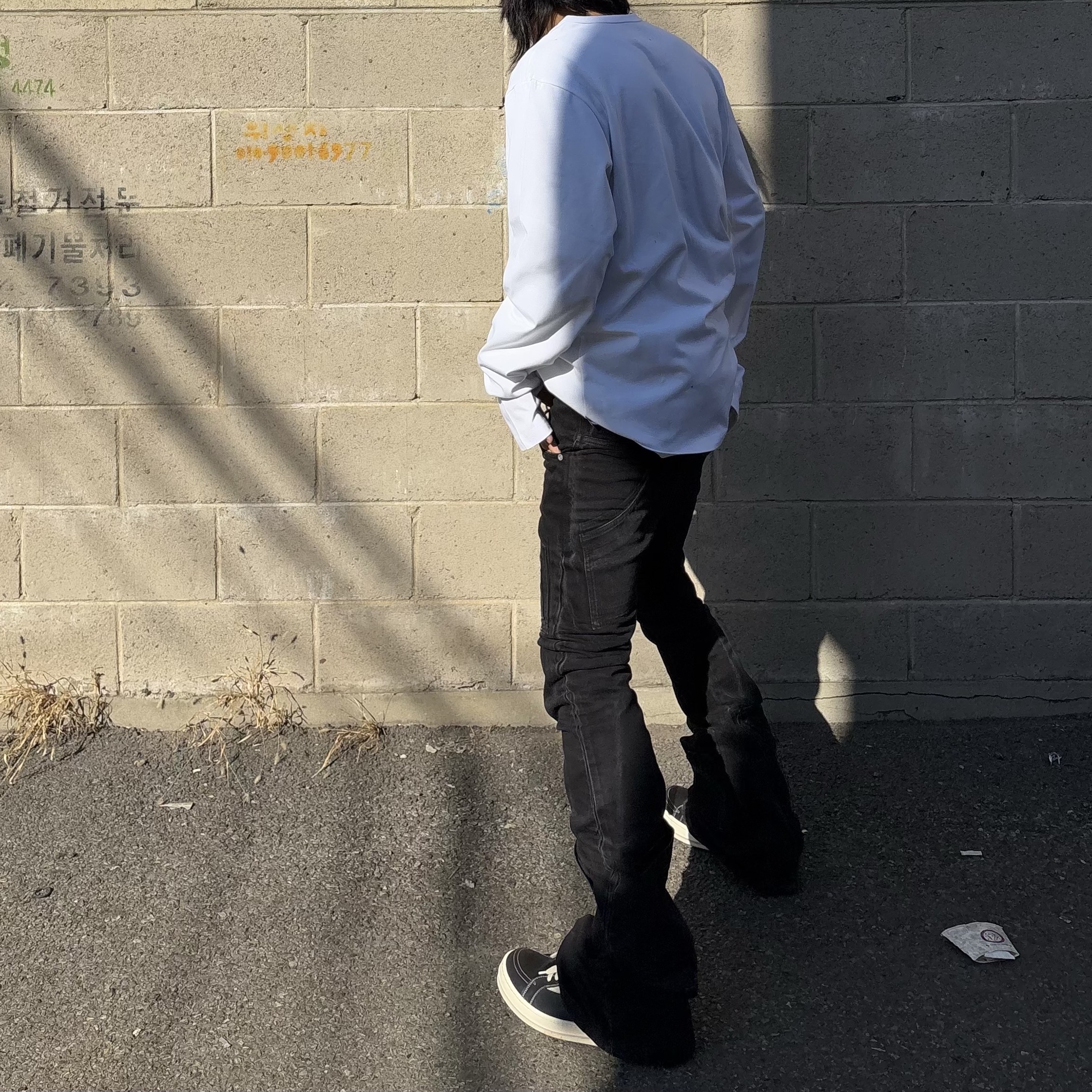 Rick Owens Lido Vintage Sneakers Black Milk, AJOBYAJO The Contorted Excuse Long Sleeves T-Shirt White 착용 스타일 - 3