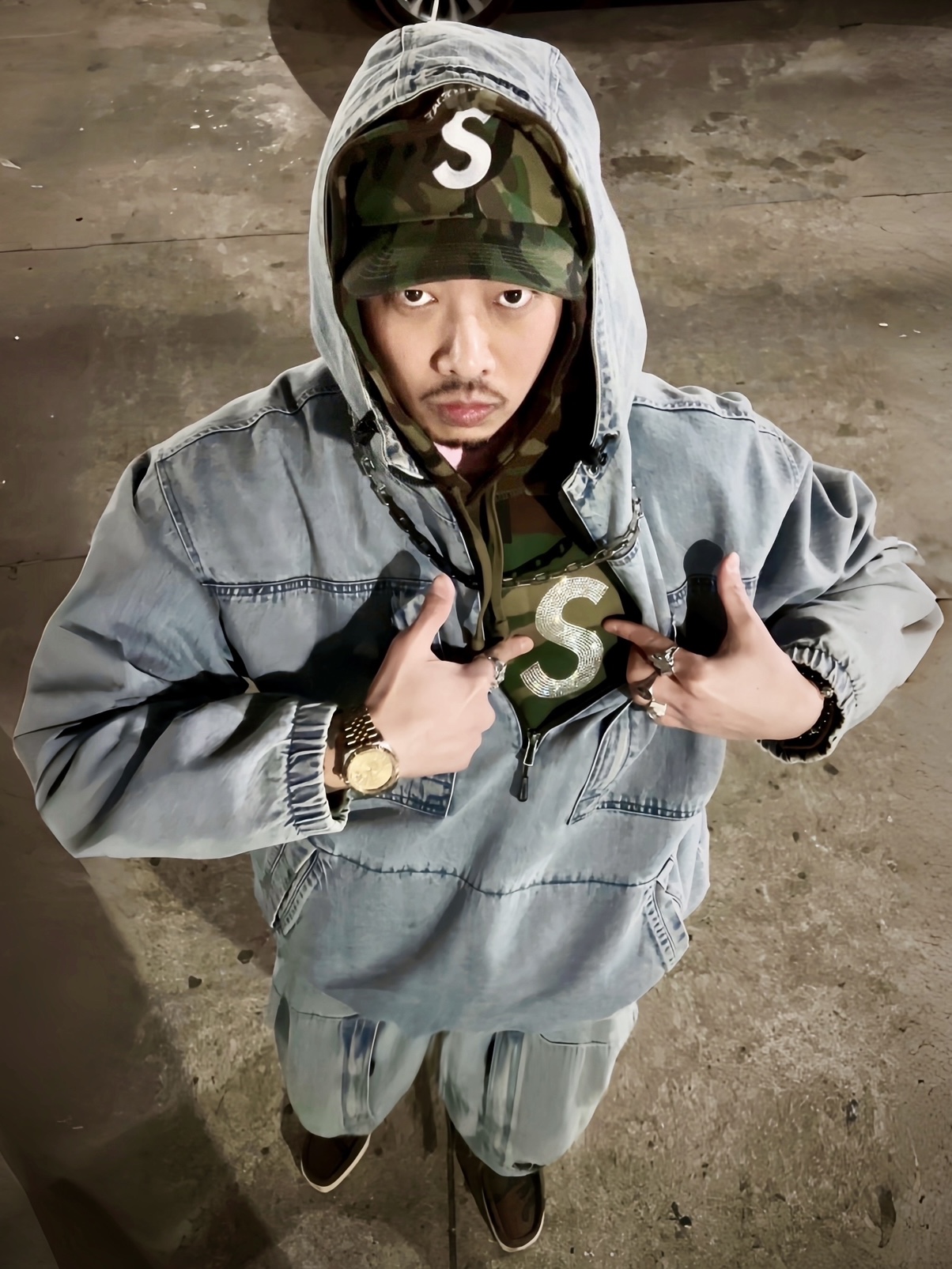 Supreme Ventile S Logo 6-Panel Swirl Camo - 21FW, Supreme Swarovski S Logo Hooded Sweatshirt Woodland Camo - 21SS 착용 스타일 - 1