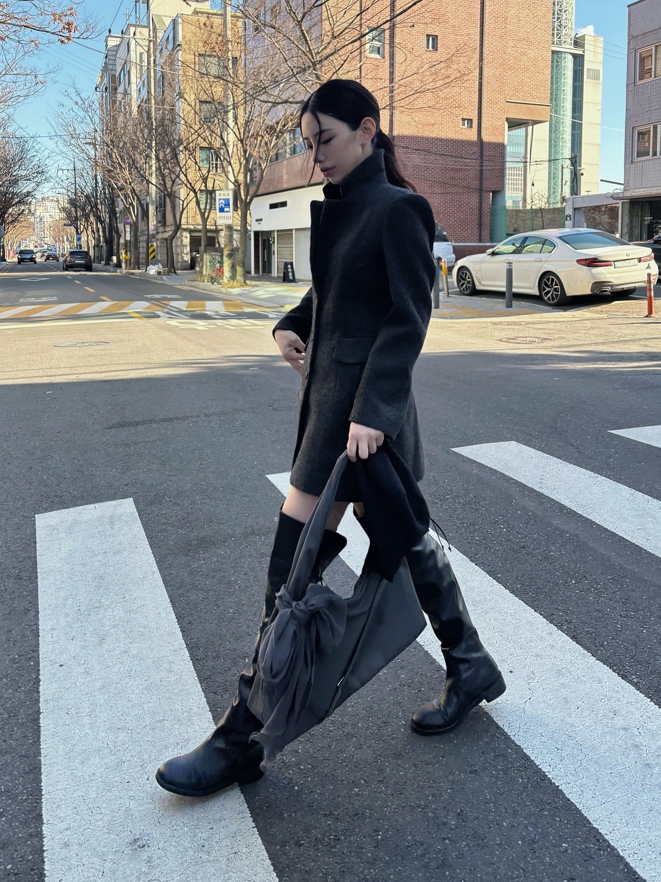 ACOC Agenda M Bag_Gray 착용 스타일 - 2