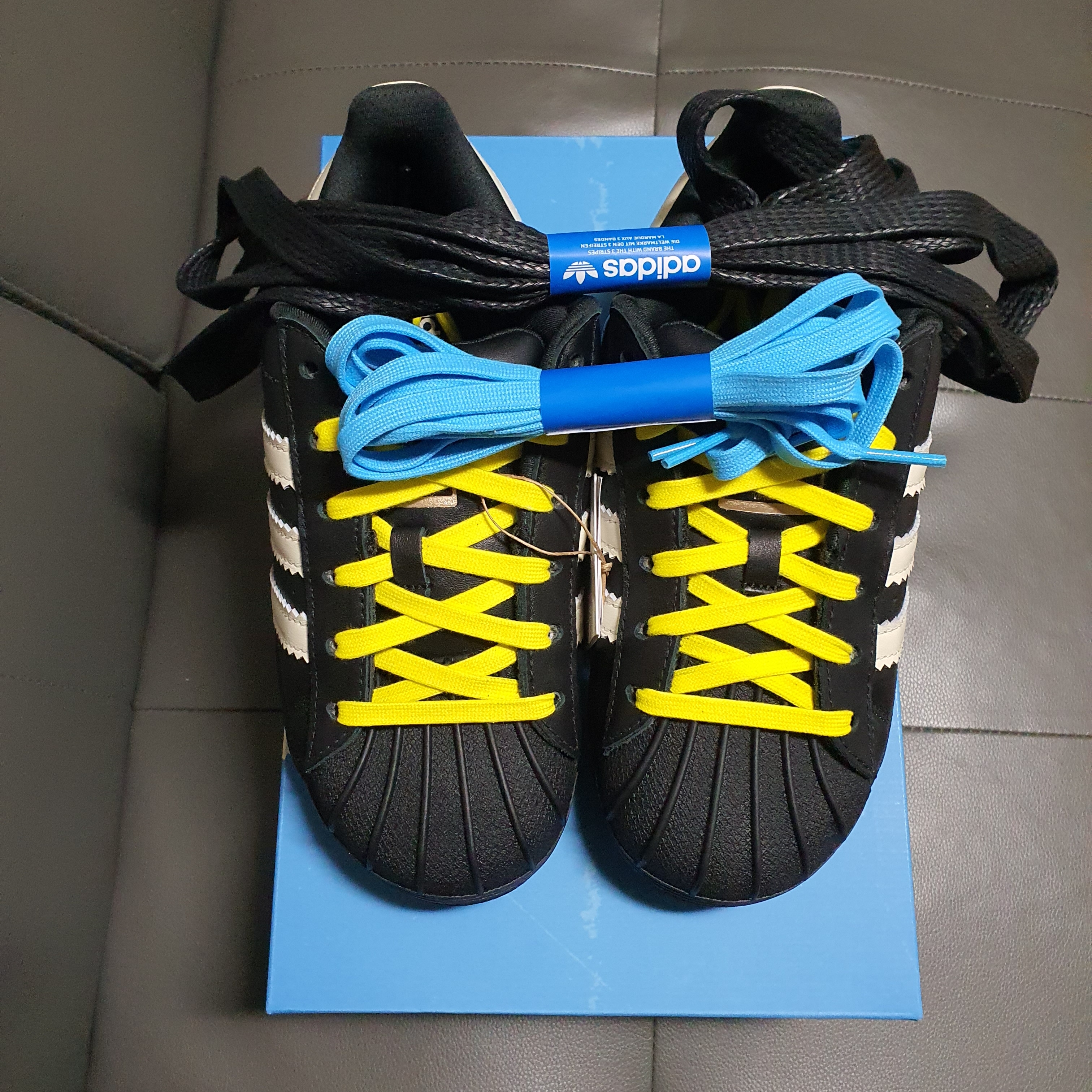 Adidas x Pharrell Williams Virginia Superstar 92 Core Black Sky Rush 착용 스타일