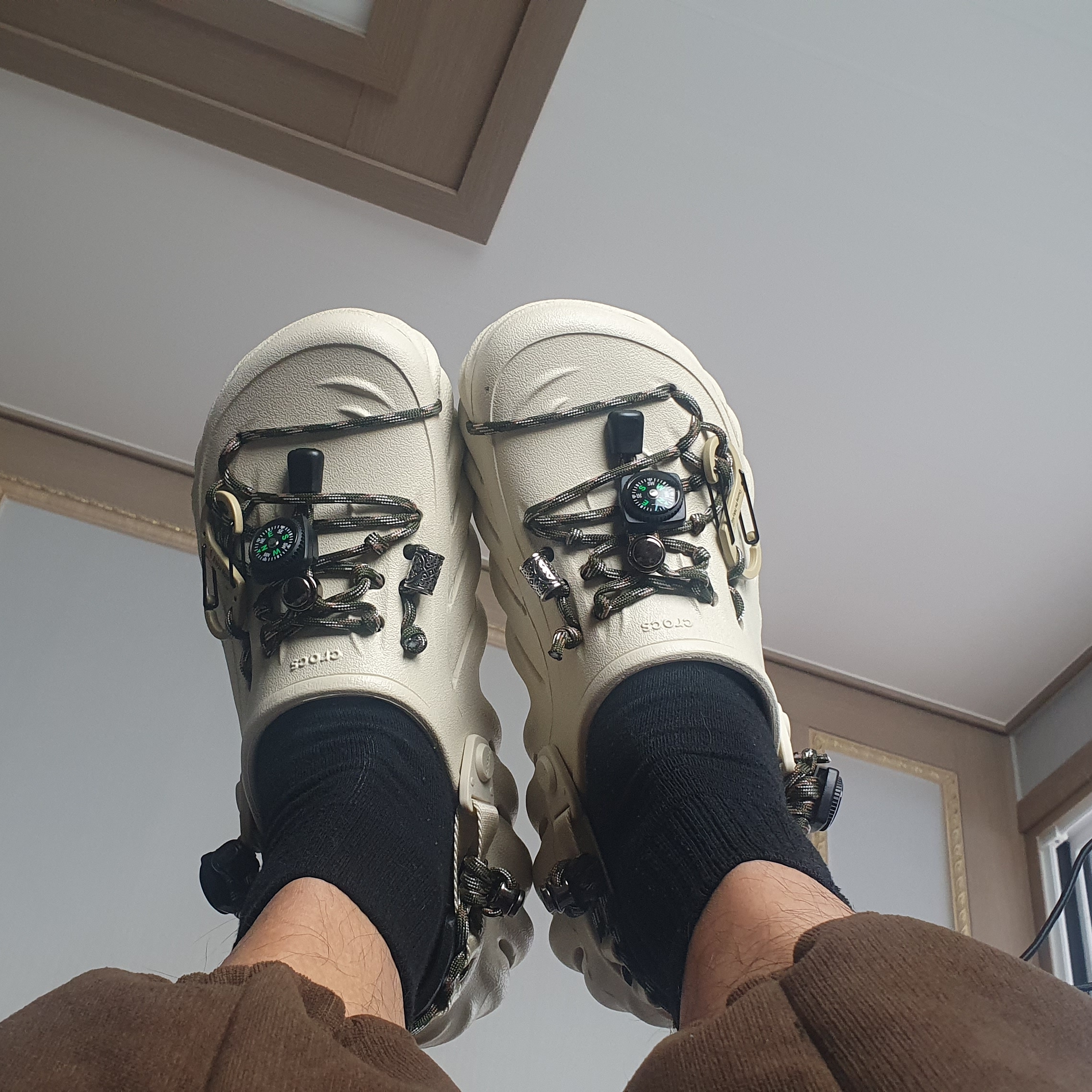 Crocs Echo Clog Bone Black 착용 스타일 - 2