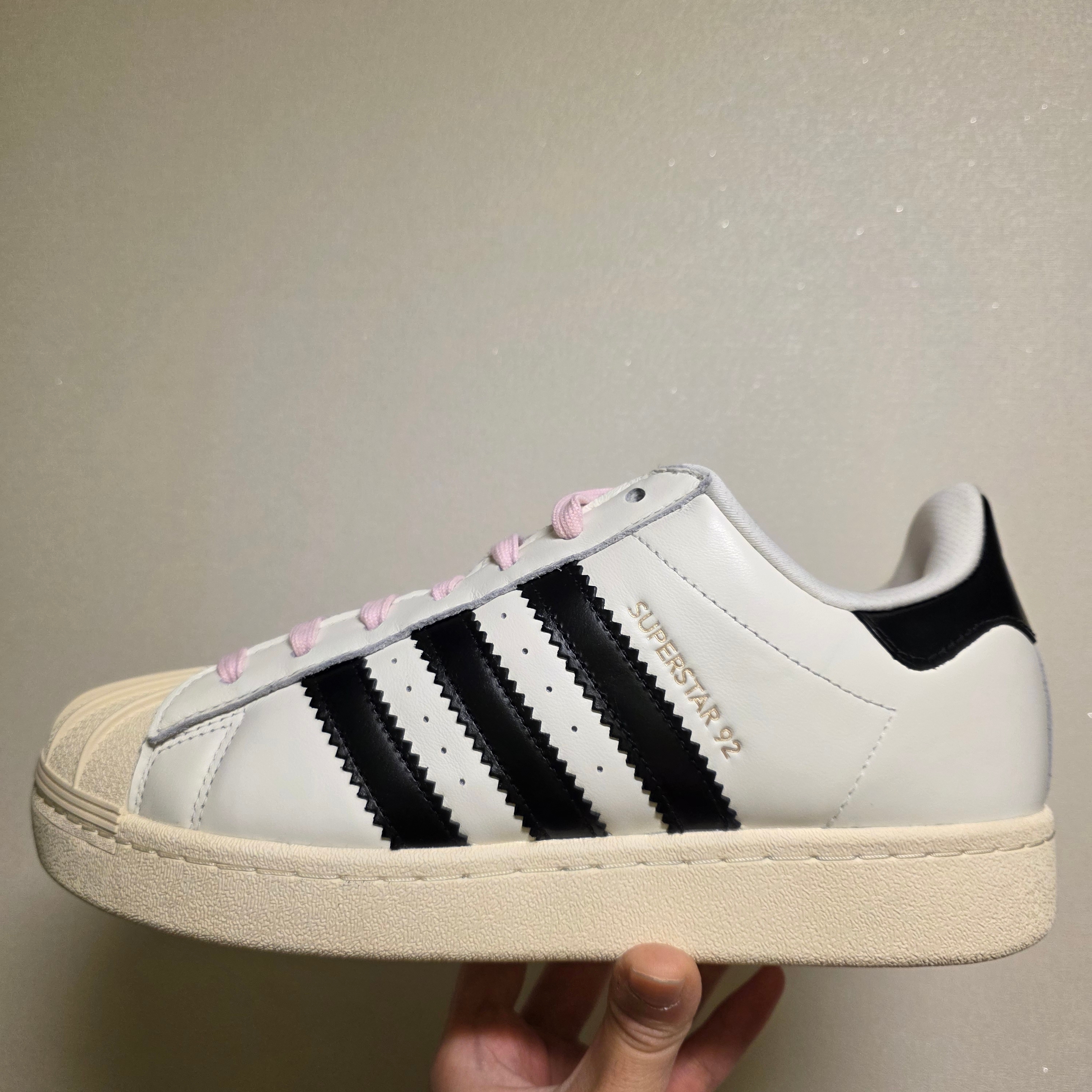 Adidas x Pharrell Williams Virginia Superstar 92 Core White Cream White 착용 스타일 - 1