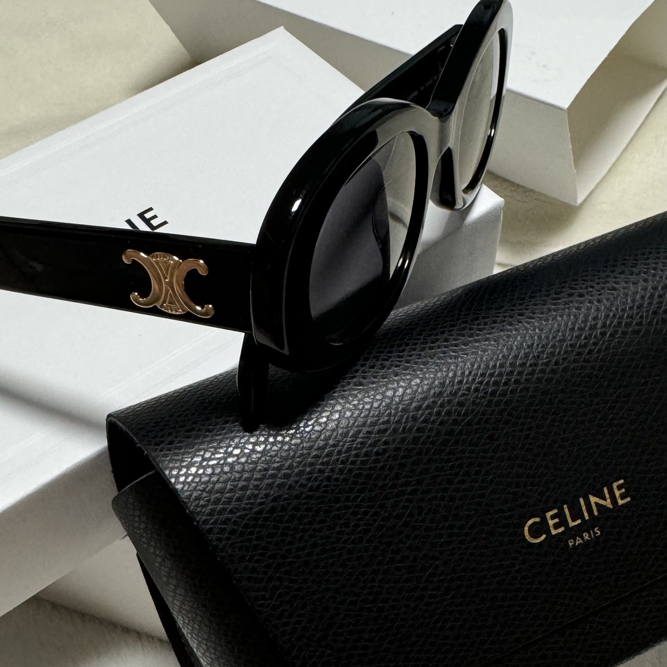 (W) Celine Triomphe 01 Sunglasses in Acetate Black 착용 스타일