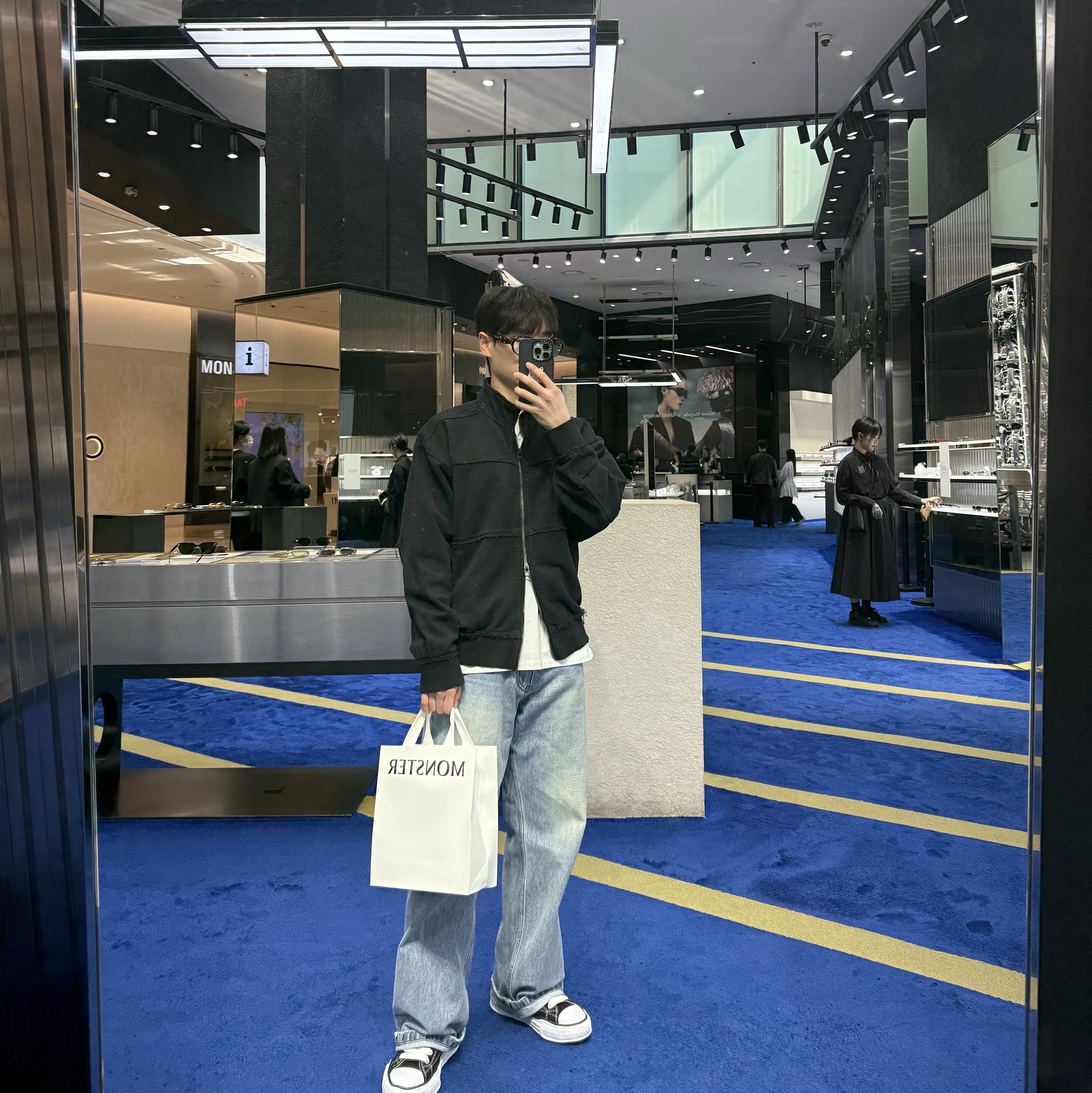 Gentle Monster x Maison Margiela MM211 Black Clear 착용 스타일 - 1