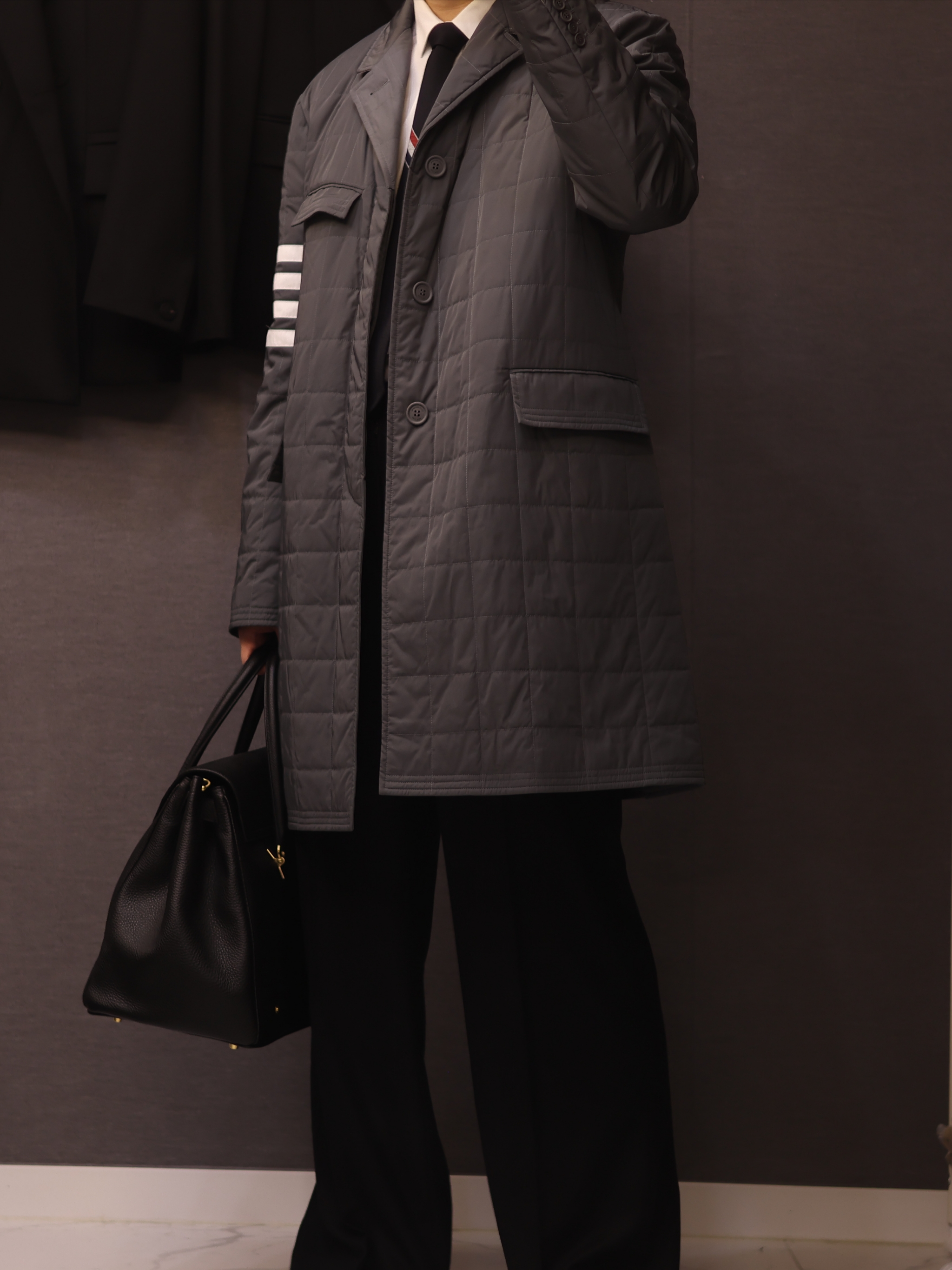 Thom Browne Poly Twill 4-Bar Down Chesterfield Overcoat Medium Grey, Thom Browne Calf Mr.Thom Luggage Bag Black 착용 스타일 - 1