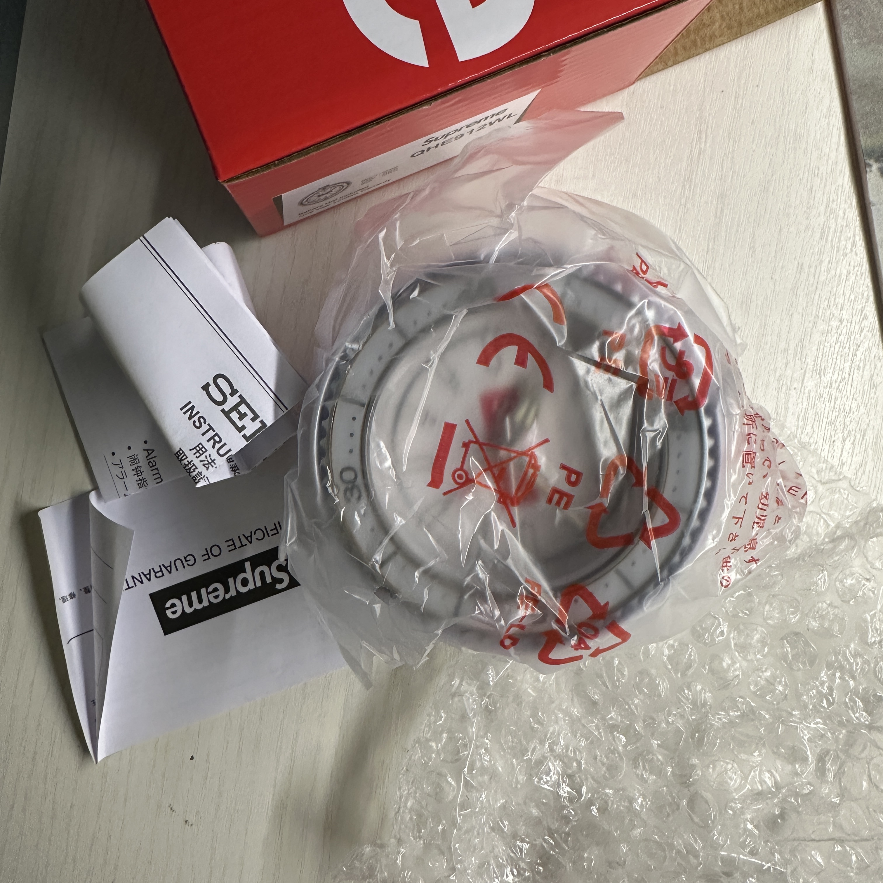 Supreme x Seiko Mai Alarm Clock White - 25SS 착용 스타일