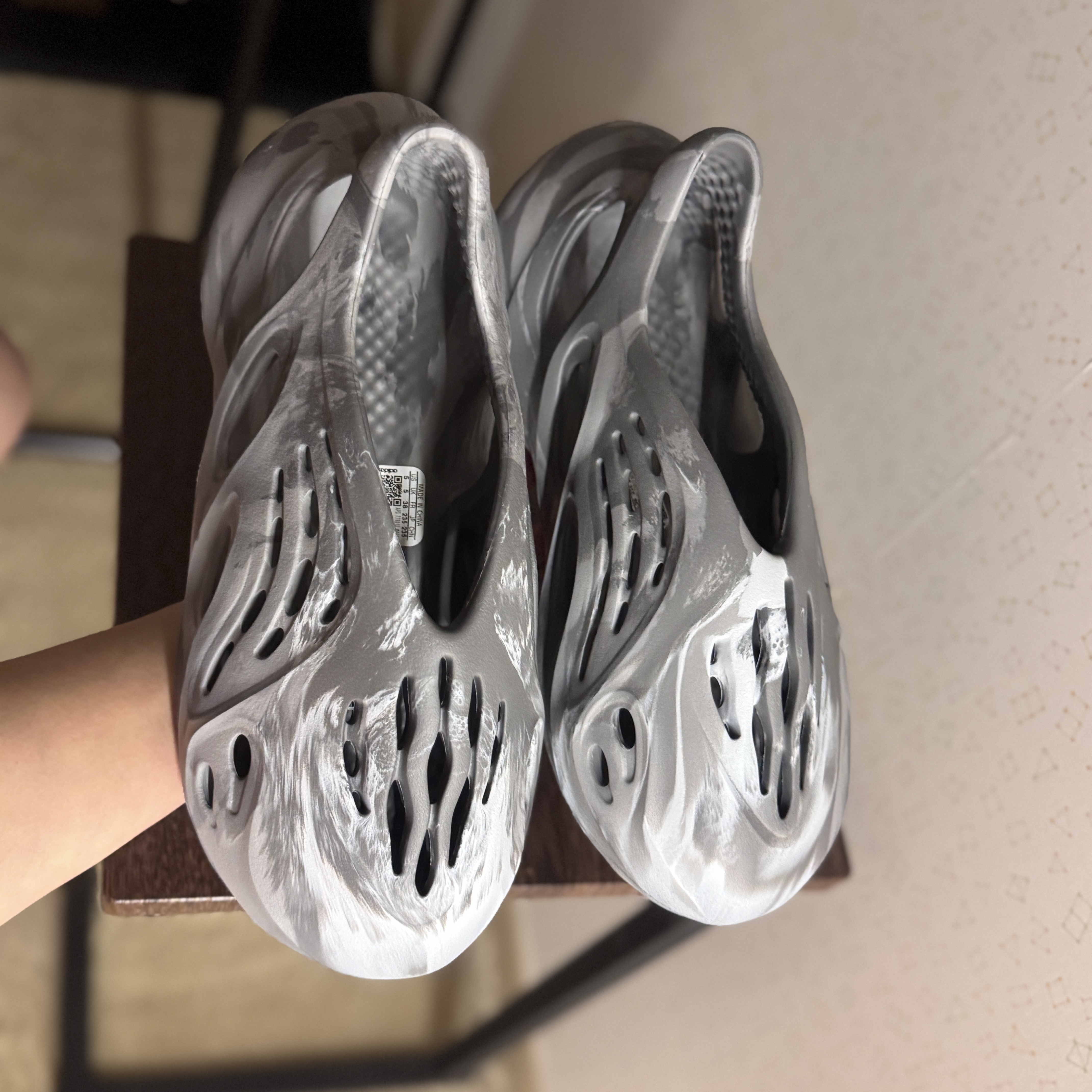 Adidas Yeezy Foam RNNR MX Granite 착용 스타일 - 2