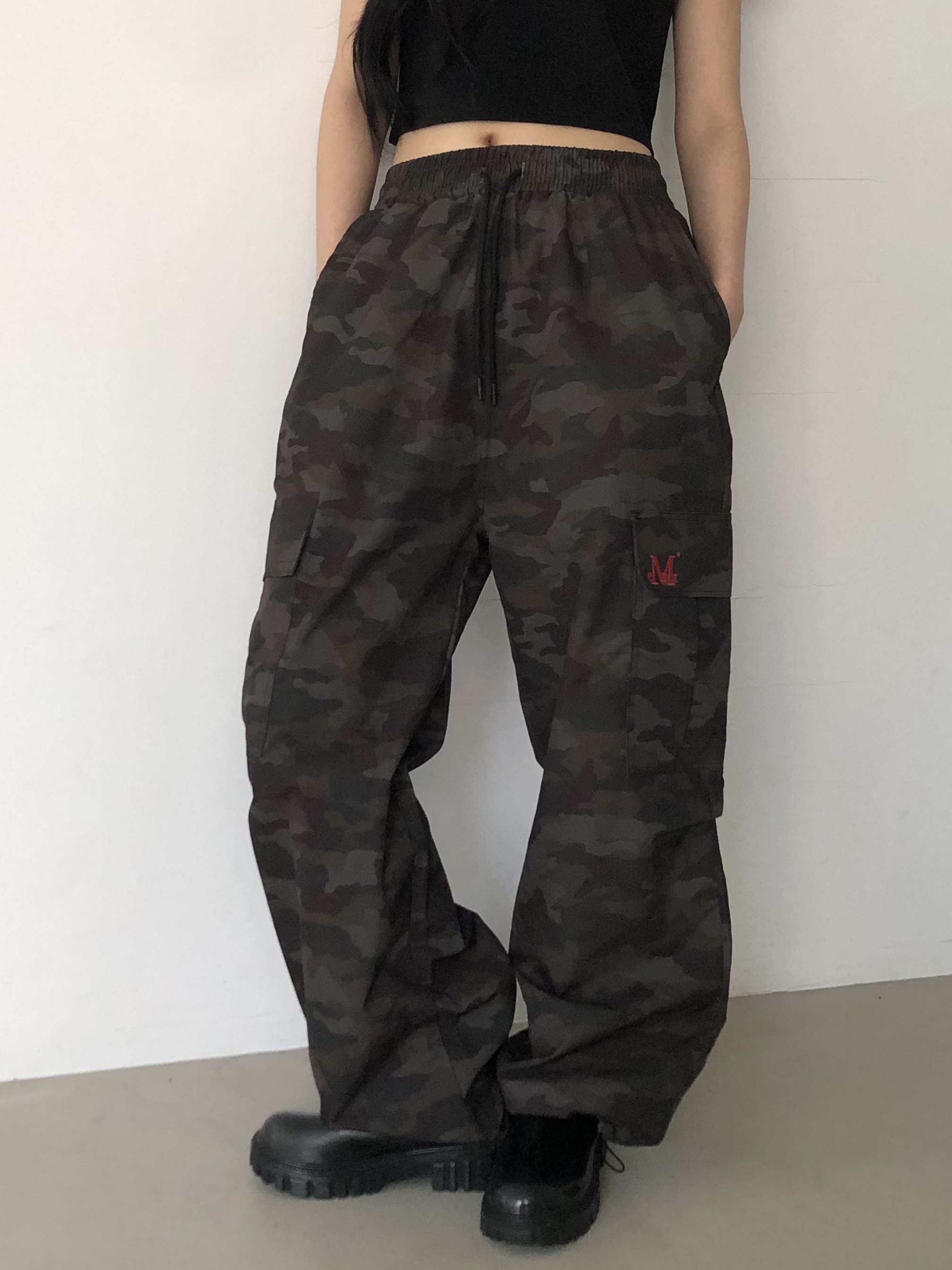 MUCENT Crieff Camo Poly Cargo Pants Khaki 착용 스타일 - 2