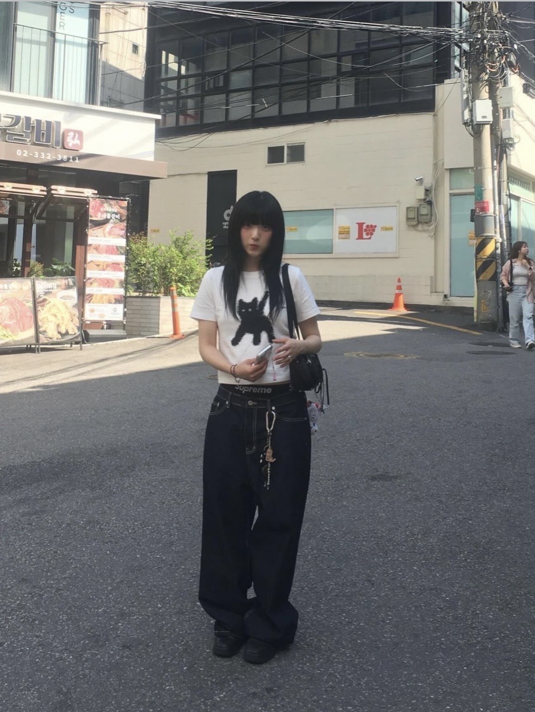 AEAE Flashed Cats Eye Crop T-shirts White, AEAE Flashed Cats Eye Crop T-shirts Black 착용 스타일