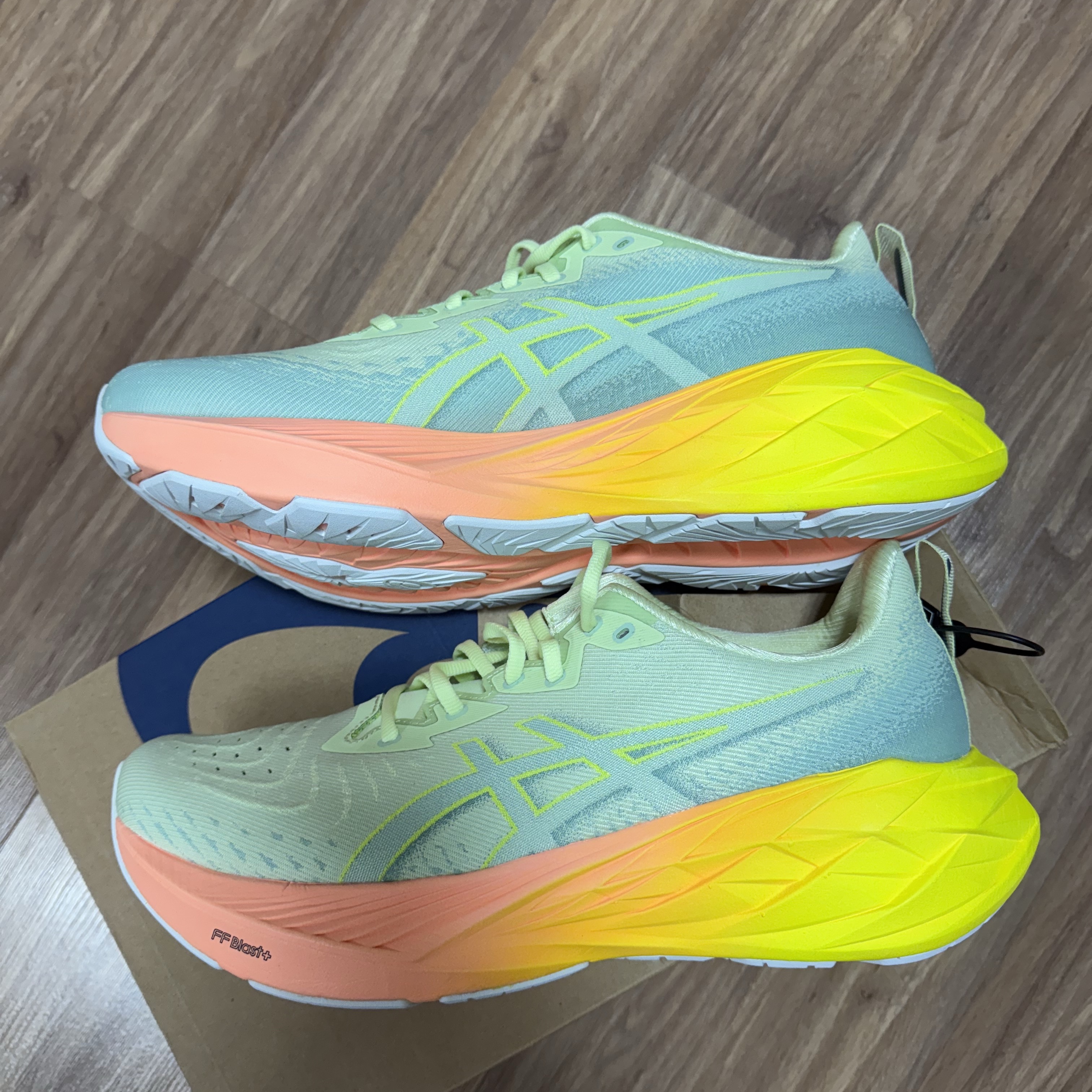 Asics Novablast 4 Cool Matcha Safety Yellow 착용 스타일 - 4